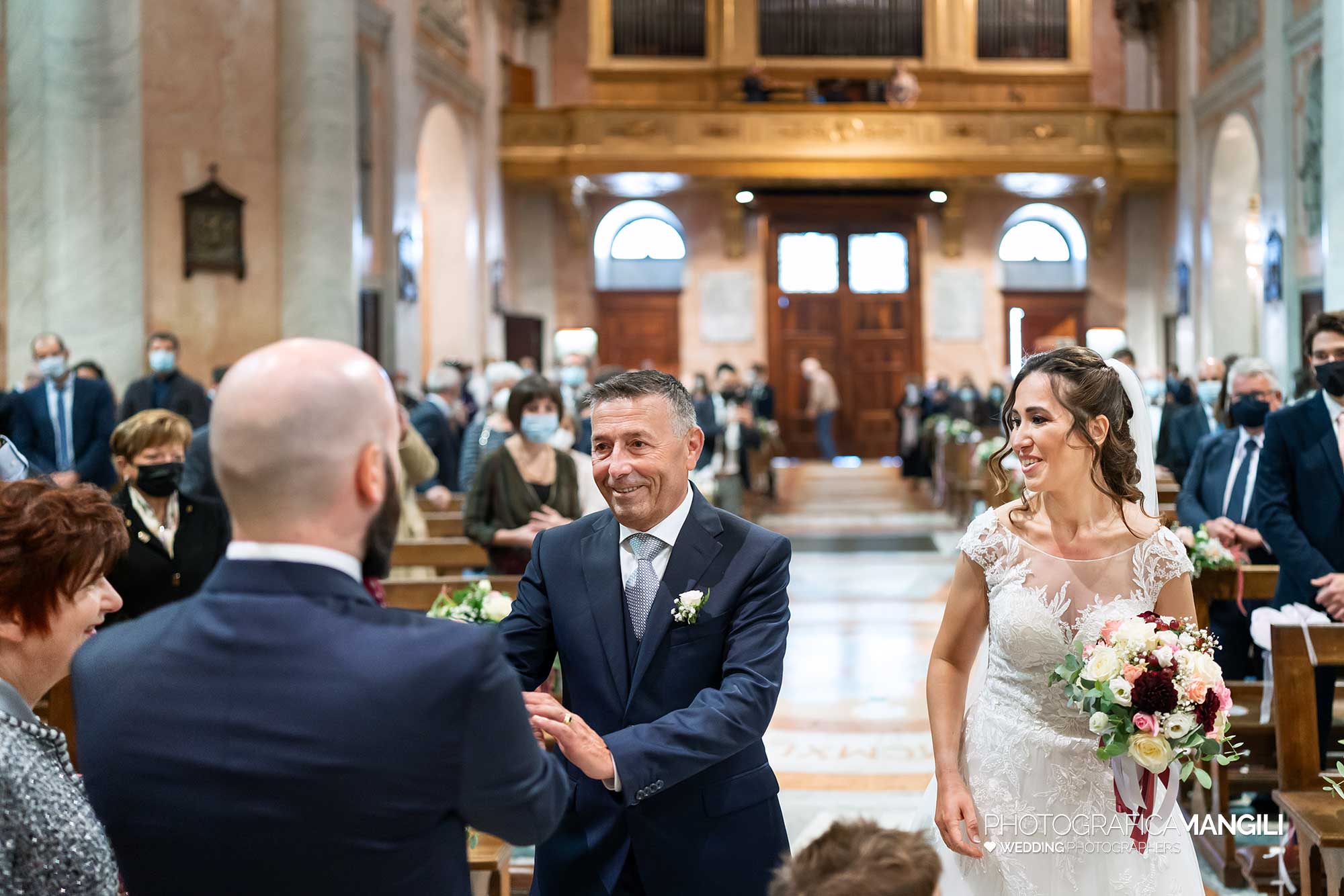 025 fotografo matrimonio wedding reportage ingresso chiesa sposa con papà lecco 025 fotografo matrimonio wedding reportage ingresso chiesa sposa con papà lecco