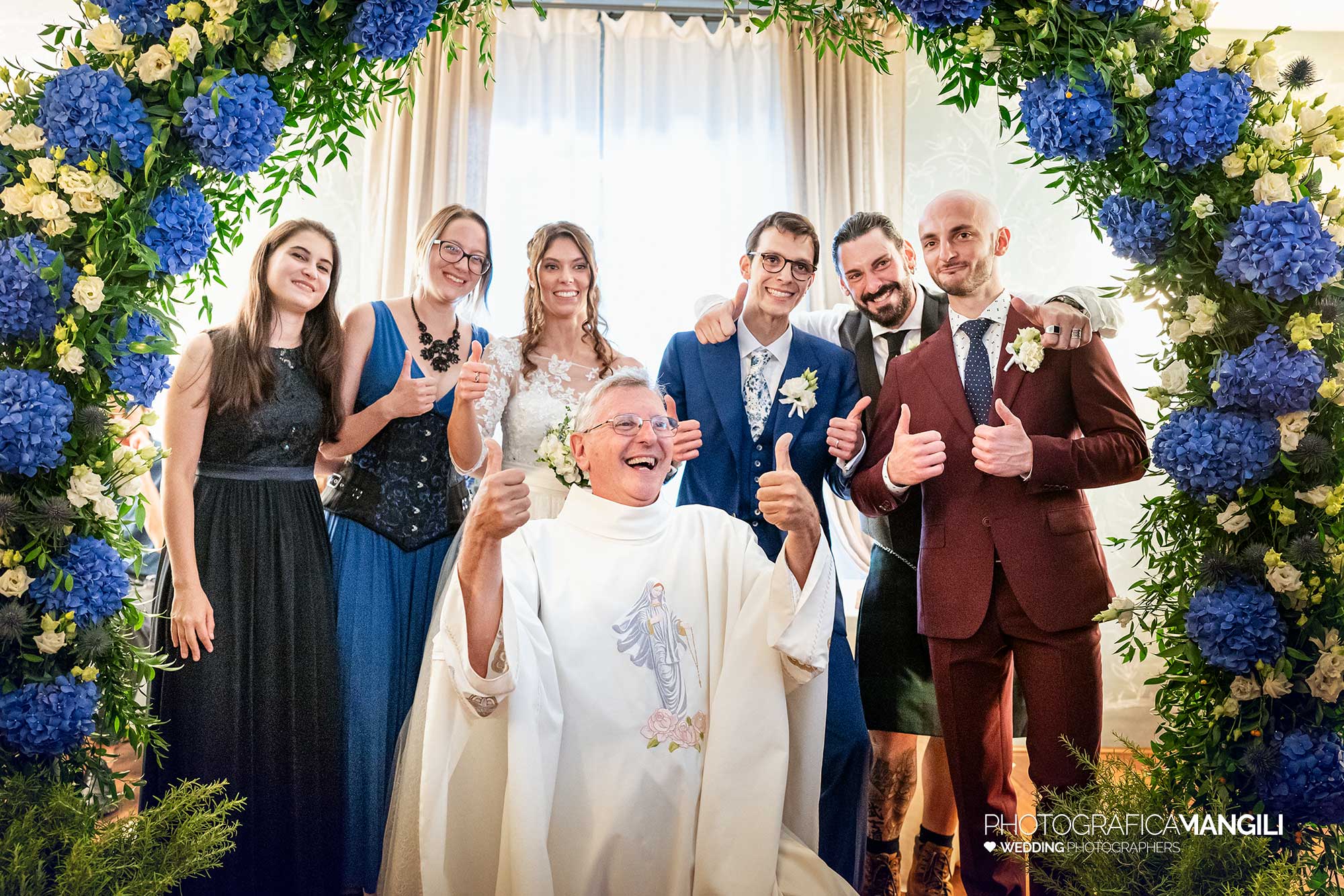 027 fotografo matrimonio reportage wedding sposi con testimoni cerimonia religiosa arco fiori castello rossino calolziocorte lecco lago como 027 fotografo matrimonio reportage wedding sposi con testimoni cerimonia religiosa arco fiori castello rossino calolziocorte lecco lago como