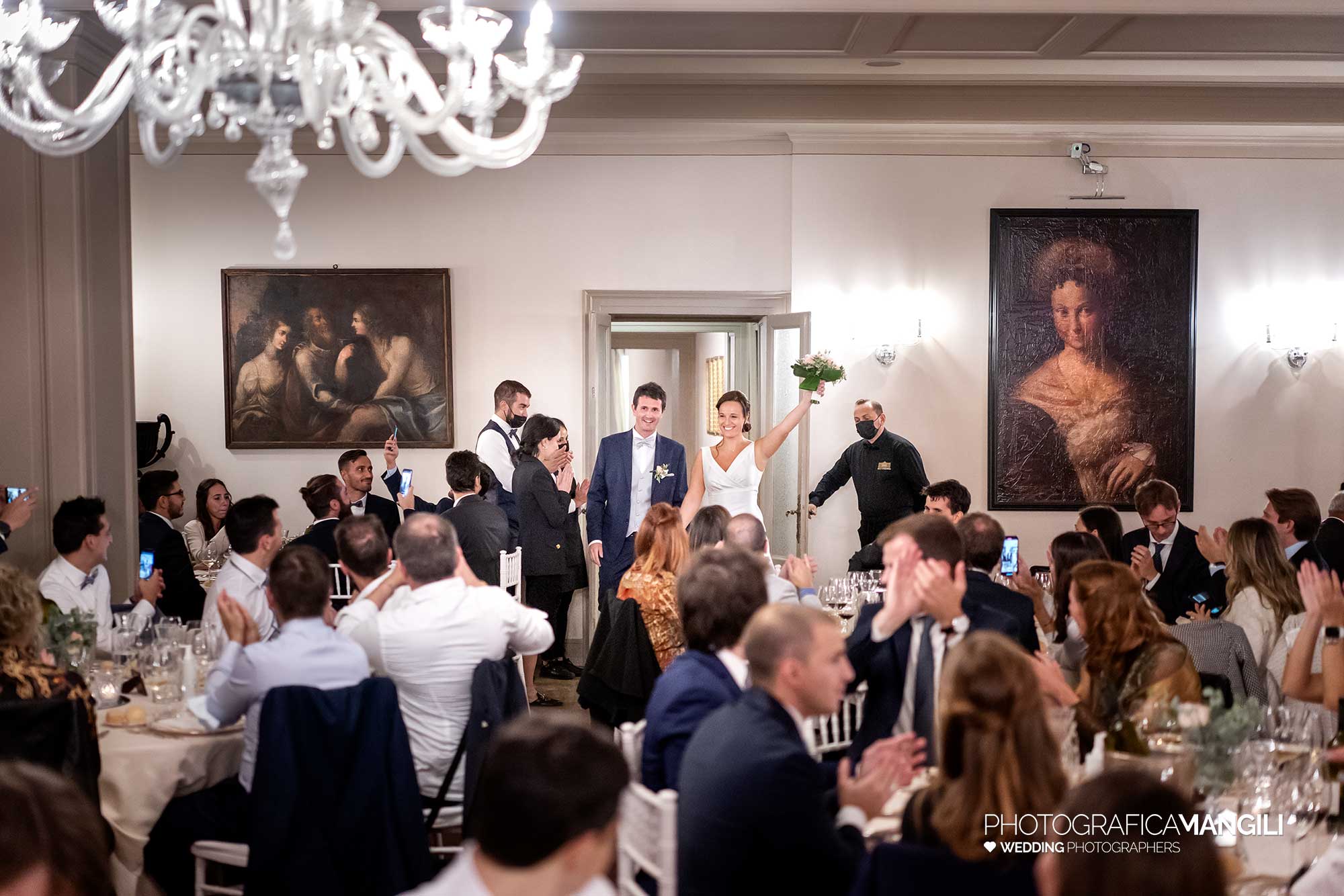 027 fotografo matrimonio wedding reportage ingresso sposi sala cena amici villa acquaroli carvico bergamo 027 fotografo matrimonio wedding reportage ingresso sposi sala cena amici villa acquaroli carvico bergamo