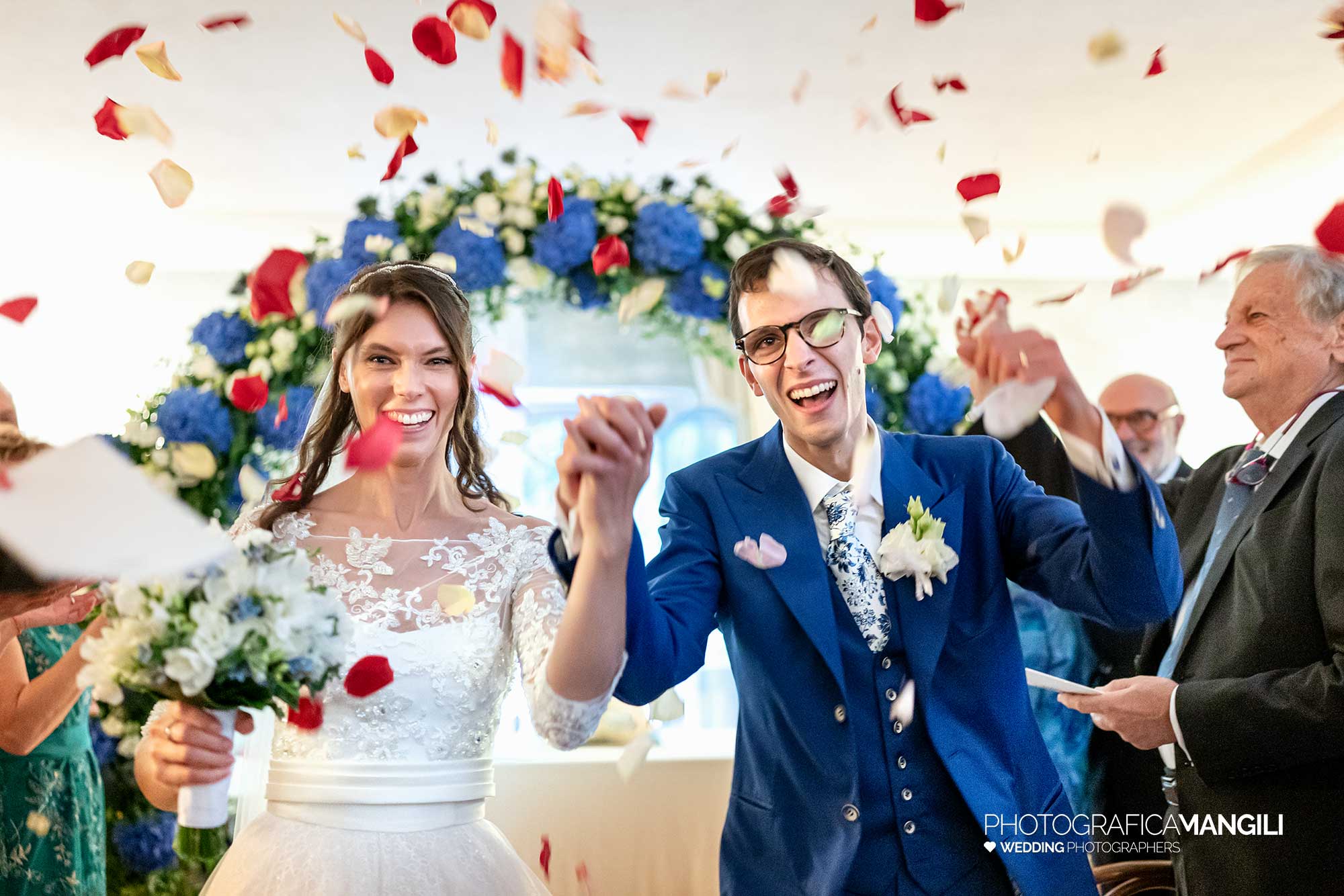 028 fotografo matrimonio reportage wedding sposi uscita cerimonia religiosa petali fiori castello rossino calolziocorte lecco lago como 028 fotografo matrimonio reportage wedding sposi uscita cerimonia religiosa petali fiori castello rossino calolziocorte lecco lago como