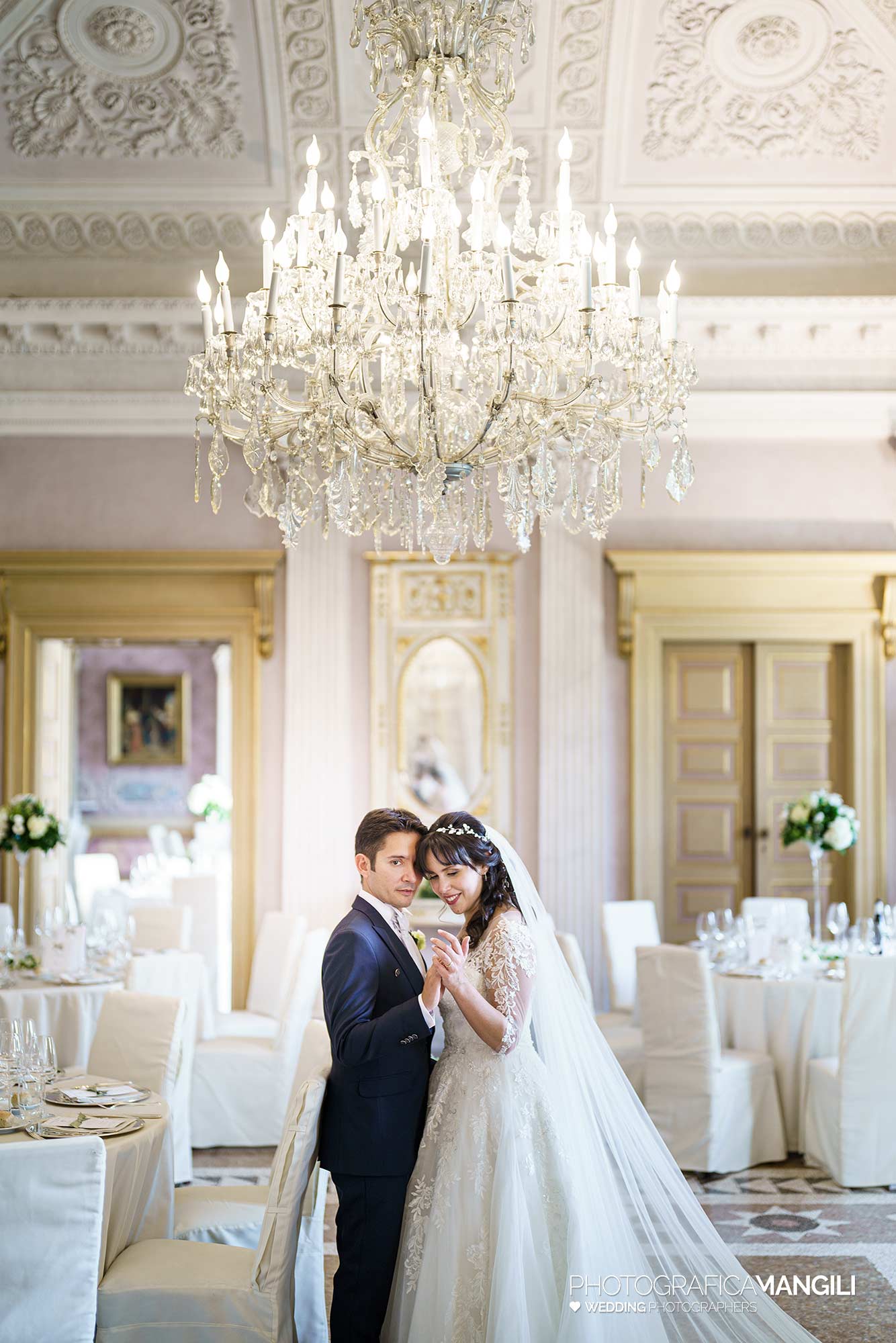 029 fotografo matrimonio reportage real wedding sposi ritratto sale da pranzo villa zanchi stezzano bergamo 029 fotografo matrimonio reportage real wedding sposi ritratto sale da pranzo villa zanchi stezzano bergamo