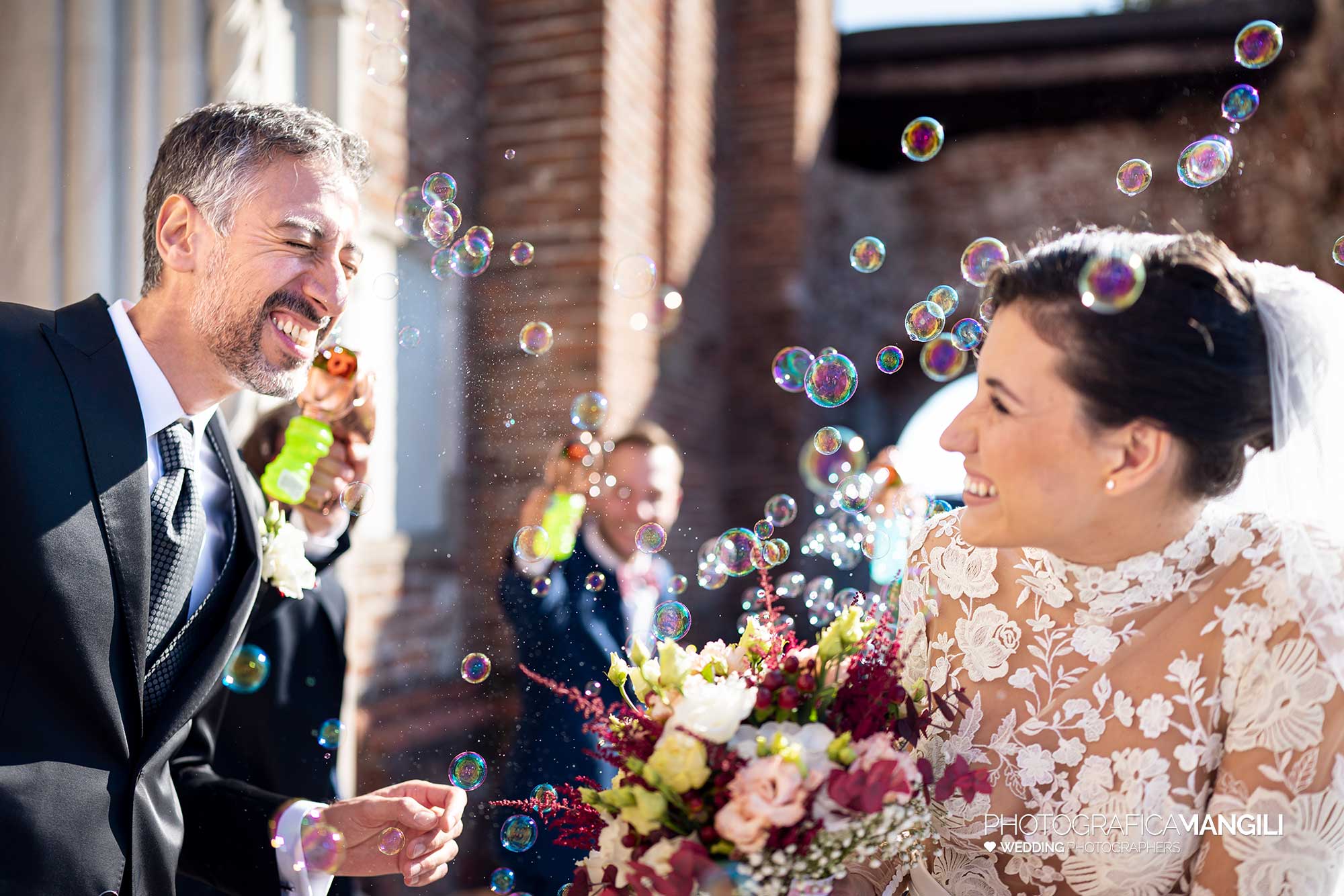 030 fotografo matrimonio wedding reportage sposi uscita chiesa bolle sapone varese 030 fotografo matrimonio wedding reportage sposi uscita chiesa bolle sapone varese