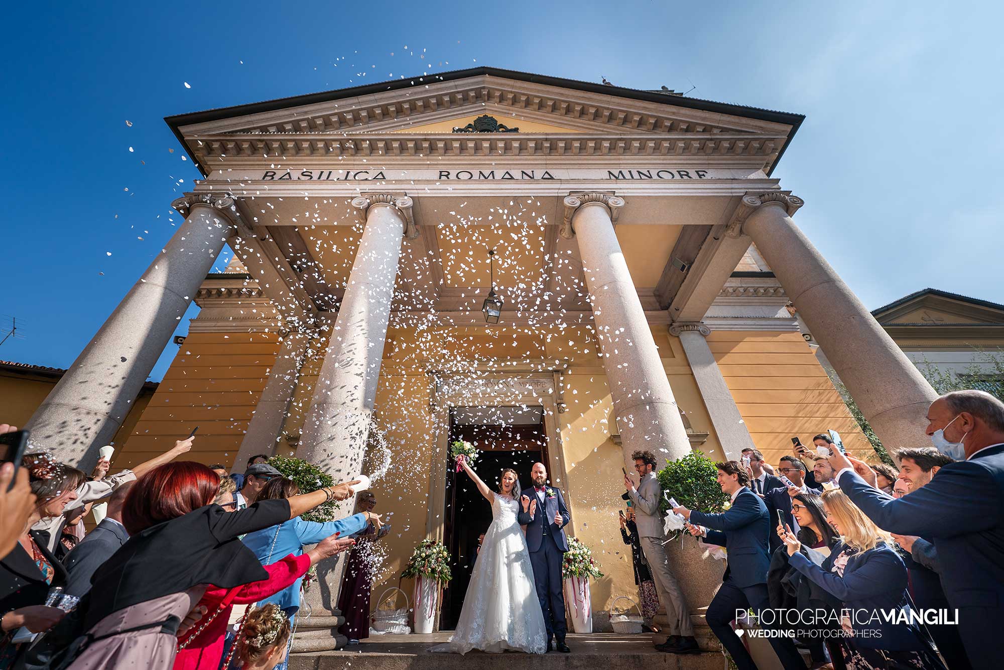 030c fotografo matrimonio wedding reportage sposi uscita chiesa lancio riso lecco 030c fotografo matrimonio wedding reportage sposi uscita chiesa lancio riso lecco