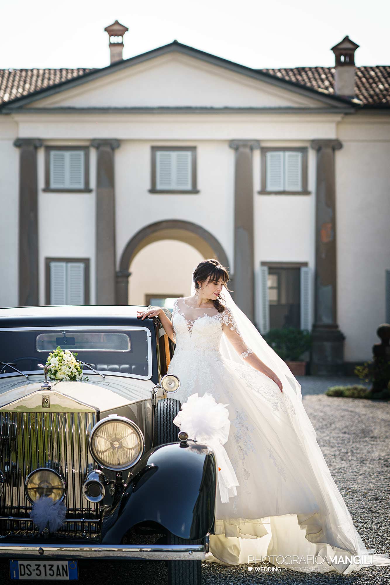 032 fotografo matrimonio reportage real wedding sposi ritratto con macchina villa zanchi stezzano bergamo 032 fotografo matrimonio reportage real wedding sposi ritratto con macchina villa zanchi stezzano bergamo