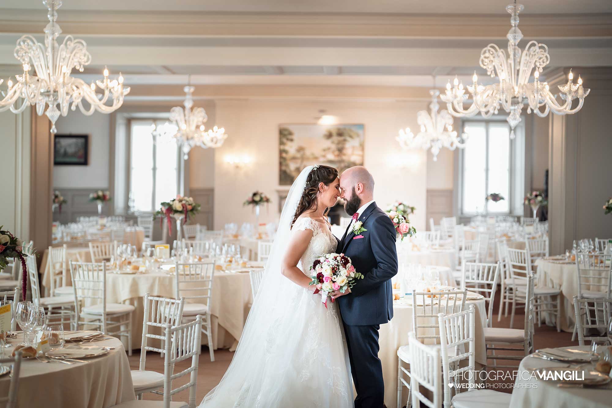 033 fotografo matrimonio wedding reportage ritratto sposi sala da pranzo villa acquaroli carvico bergamo 033 fotografo matrimonio wedding reportage ritratto sposi sala da pranzo villa acquaroli carvico bergamo