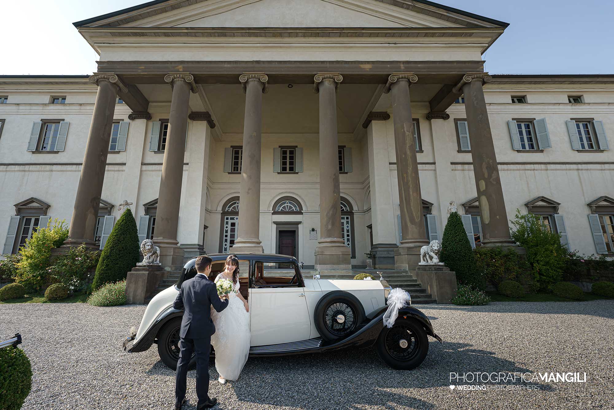 034 fotografo matrimonio reportage real wedding sposi ritratto con macchina villa zanchi stezzano bergamo 034 fotografo matrimonio reportage real wedding sposi ritratto con macchina villa zanchi stezzano bergamo