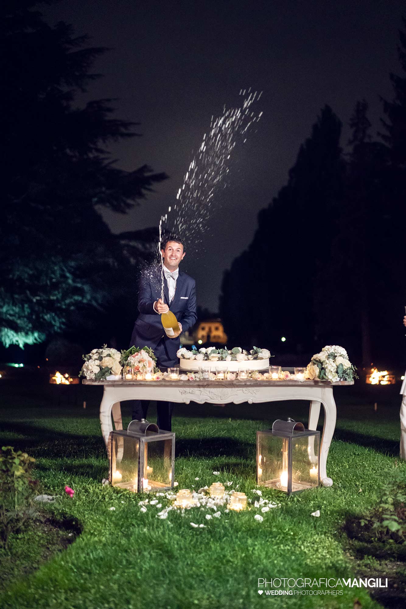 034 fotografo matrimonio wedding reportage sposi taglio torta brindisi fuochi artificio villa acquaroli carvico bergamo 034 fotografo matrimonio wedding reportage sposi taglio torta brindisi fuochi artificio villa acquaroli carvico bergamo