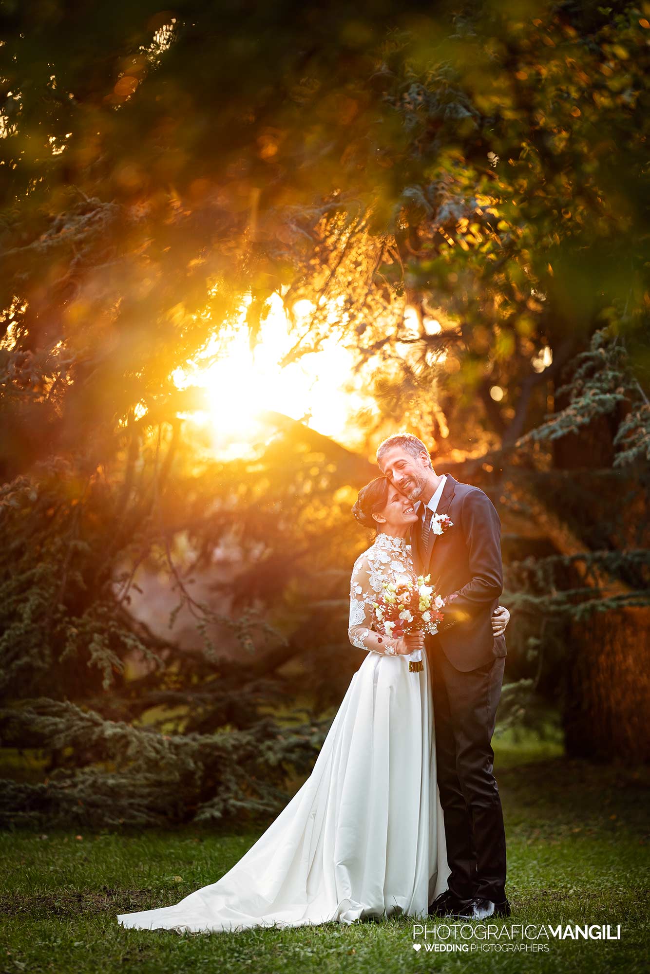 035 fotografo matrimonio wedding reportage ritratto sposi parco luce tramonto villa parravicino sossnovsky erba como 035 fotografo matrimonio wedding reportage ritratto sposi parco luce tramonto villa parravicino sossnovsky erba como