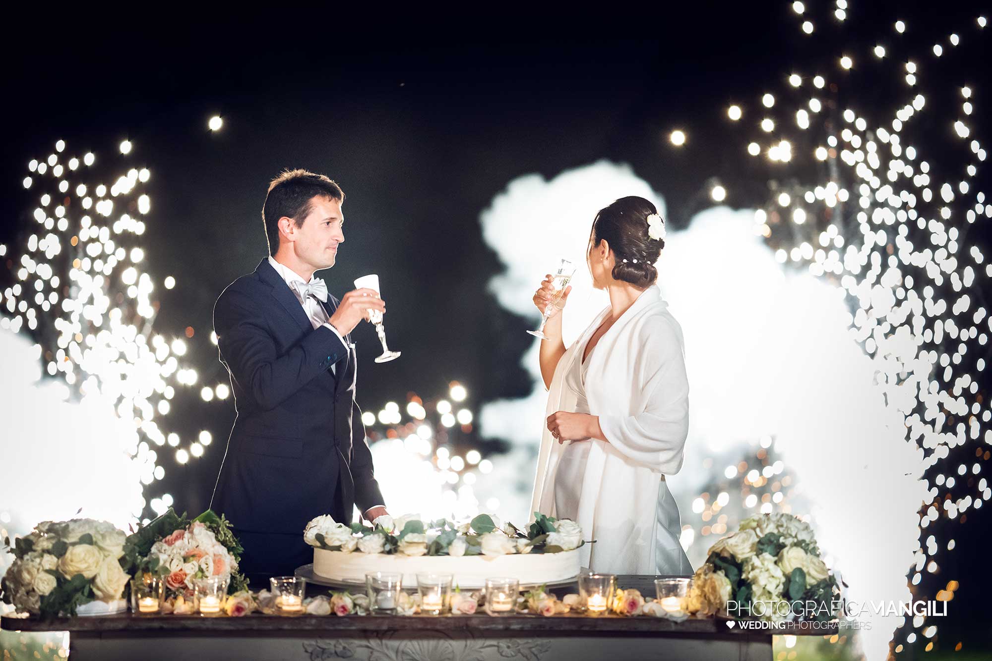 035 fotografo matrimonio wedding reportage sposi taglio torta brindisi fuochi artificio villa acquaroli carvico bergamo 035 fotografo matrimonio wedding reportage sposi taglio torta brindisi fuochi artificio villa acquaroli carvico bergamo