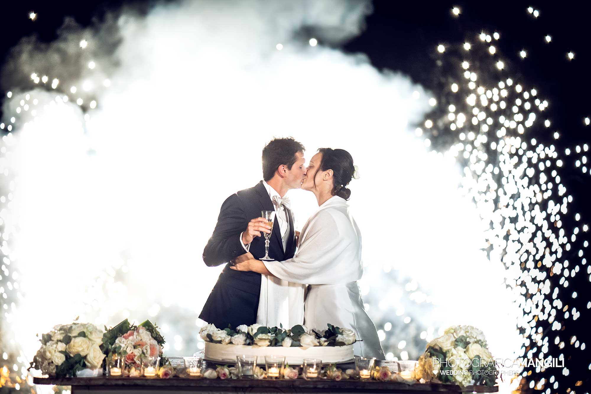 036 fotografo matrimonio wedding reportage sposi taglio torta brindisi fuochi artificio villa acquaroli carvico bergamo 036 fotografo matrimonio wedding reportage sposi taglio torta brindisi fuochi artificio villa acquaroli carvico bergamo