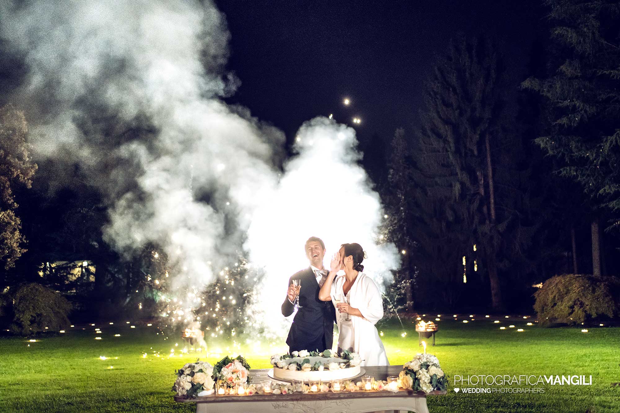 037 fotografo matrimonio wedding reportage sposi taglio torta brindisi fuochi artificio villa acquaroli carvico bergamo 037 fotografo matrimonio wedding reportage sposi taglio torta brindisi fuochi artificio villa acquaroli carvico bergamo