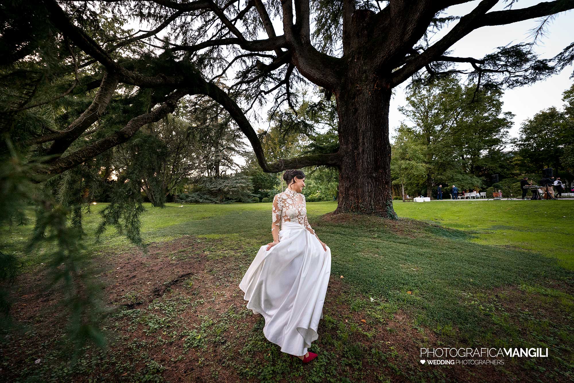 038 fotografo matrimonio wedding reportage ritratto sposa abito parco villa parravicino sossnovsky erba como 038 fotografo matrimonio wedding reportage ritratto sposa abito parco villa parravicino sossnovsky erba como