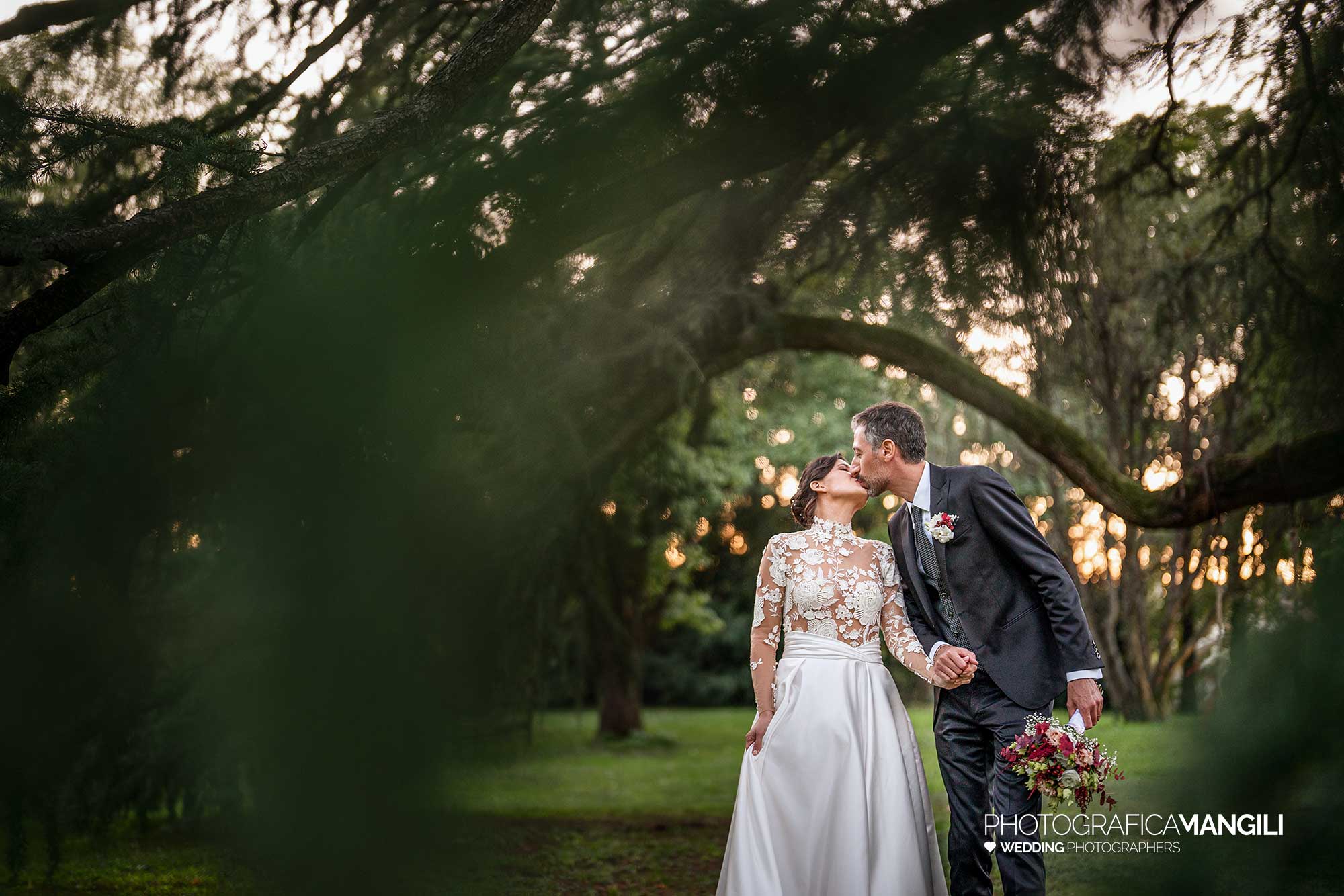 039 fotografo matrimonio wedding reportage ritratto bacio sposi parco villa parravicino sossnovsky erba como 039 fotografo matrimonio wedding reportage ritratto bacio sposi parco villa parravicino sossnovsky erba como