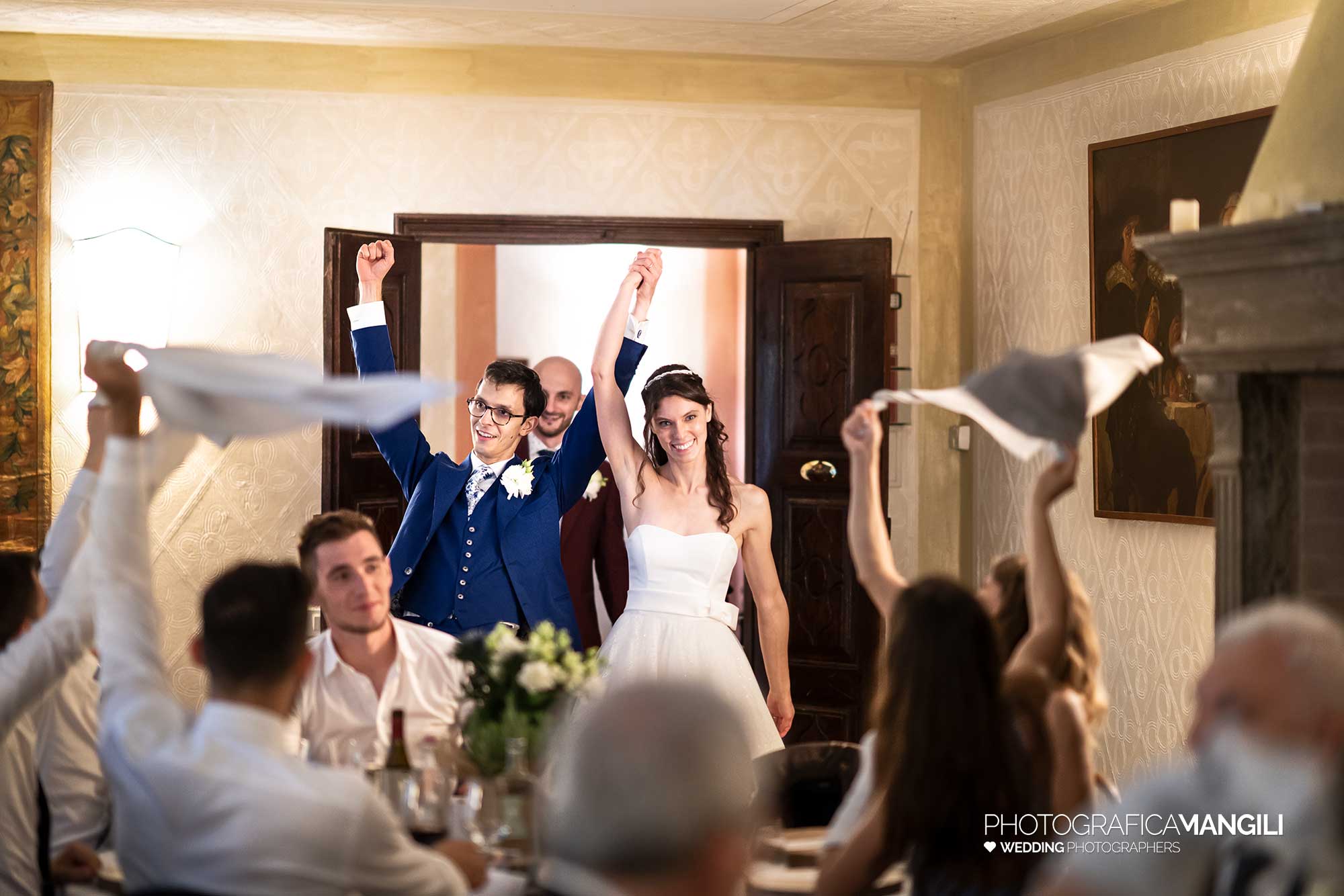 041 fotografo matrimonio reportage wedding ingresso sposi sala da pranzo castello rossino calolziocorte lecco lago como 041 fotografo matrimonio reportage wedding ingresso sposi sala da pranzo castello rossino calolziocorte lecco lago como