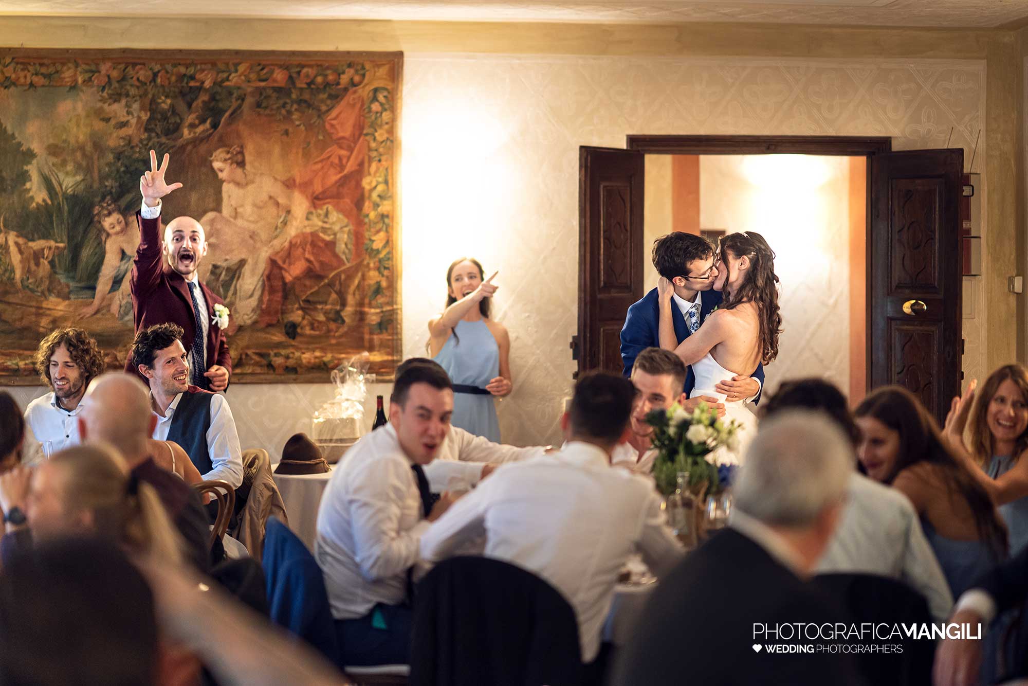 042 fotografo matrimonio reportage wedding ingresso sposi sala da pranzo castello rossino calolziocorte lecco lago como 042 fotografo matrimonio reportage wedding ingresso sposi sala da pranzo castello rossino calolziocorte lecco lago como