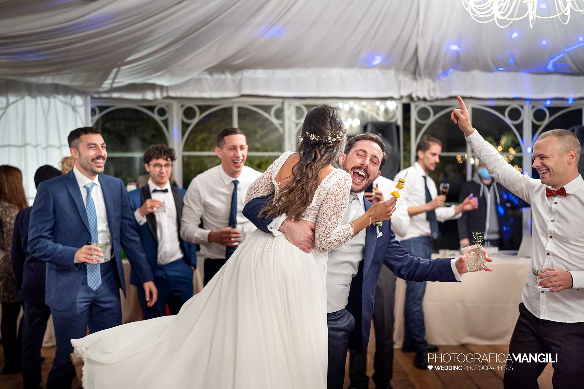 043 fotografo matrimonio reportage wedding sposi amici fetsa balli castello cernusco lombardone lecco 043 fotografo matrimonio reportage wedding sposi amici fetsa balli castello cernusco lombardone lecco