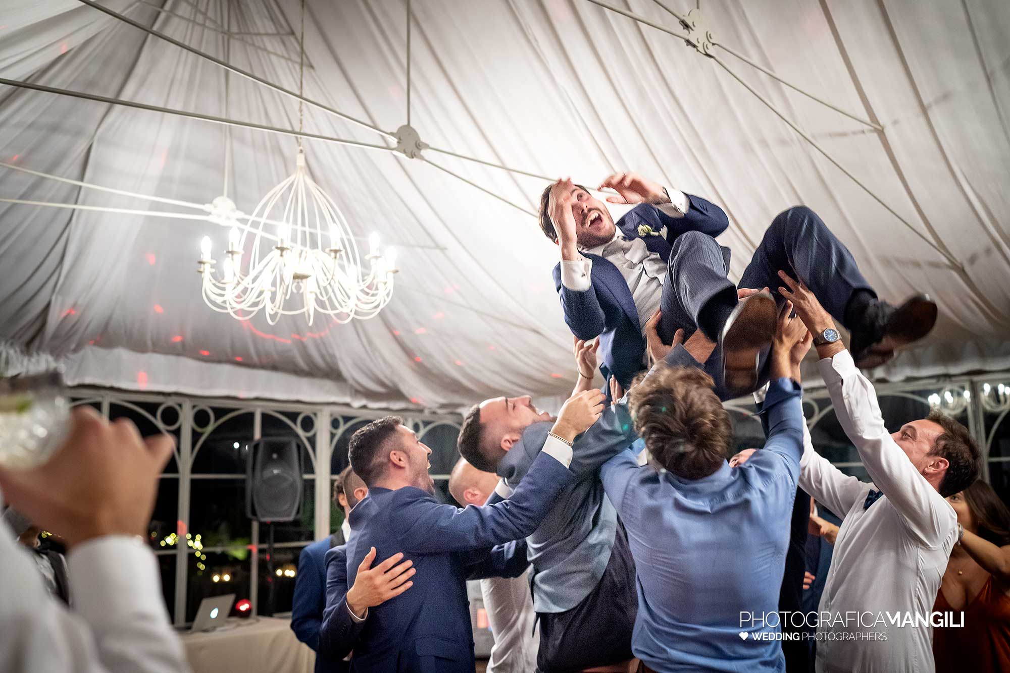 045 fotografo matrimonio reportage wedding sposi amici fetsa balli castello cernusco lombardone lecco 045 fotografo matrimonio reportage wedding sposi amici fetsa balli castello cernusco lombardone lecco