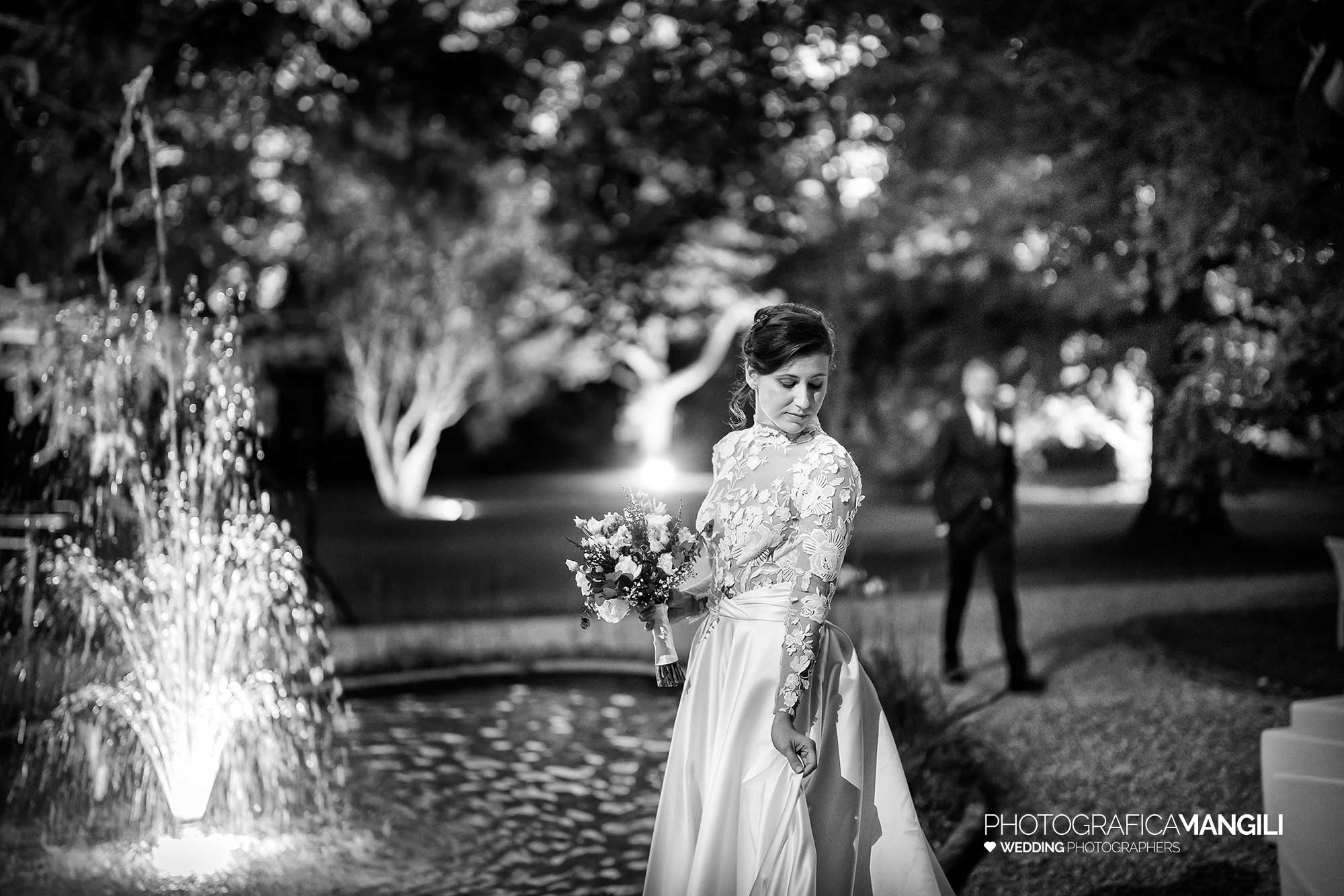 047 fotografo matrimonio wedding reportage ritratto sposa parco fontana villa parravicino sossnovsky erba como 047 fotografo matrimonio wedding reportage ritratto sposa parco fontana villa parravicino sossnovsky erba como