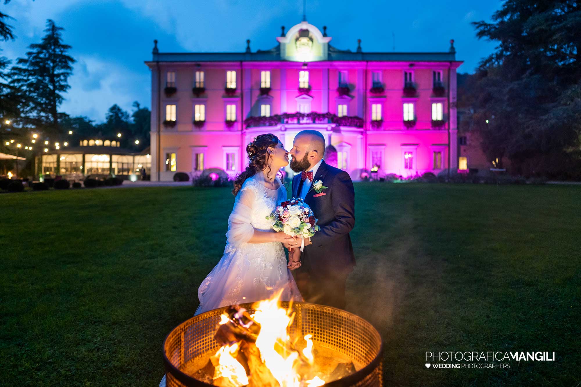 047 fotografo matrimonio wedding reportage ritratto sposi luci fuoco parco villa acquaroli carvico bergamo 047 fotografo matrimonio wedding reportage ritratto sposi luci fuoco parco villa acquaroli carvico bergamo