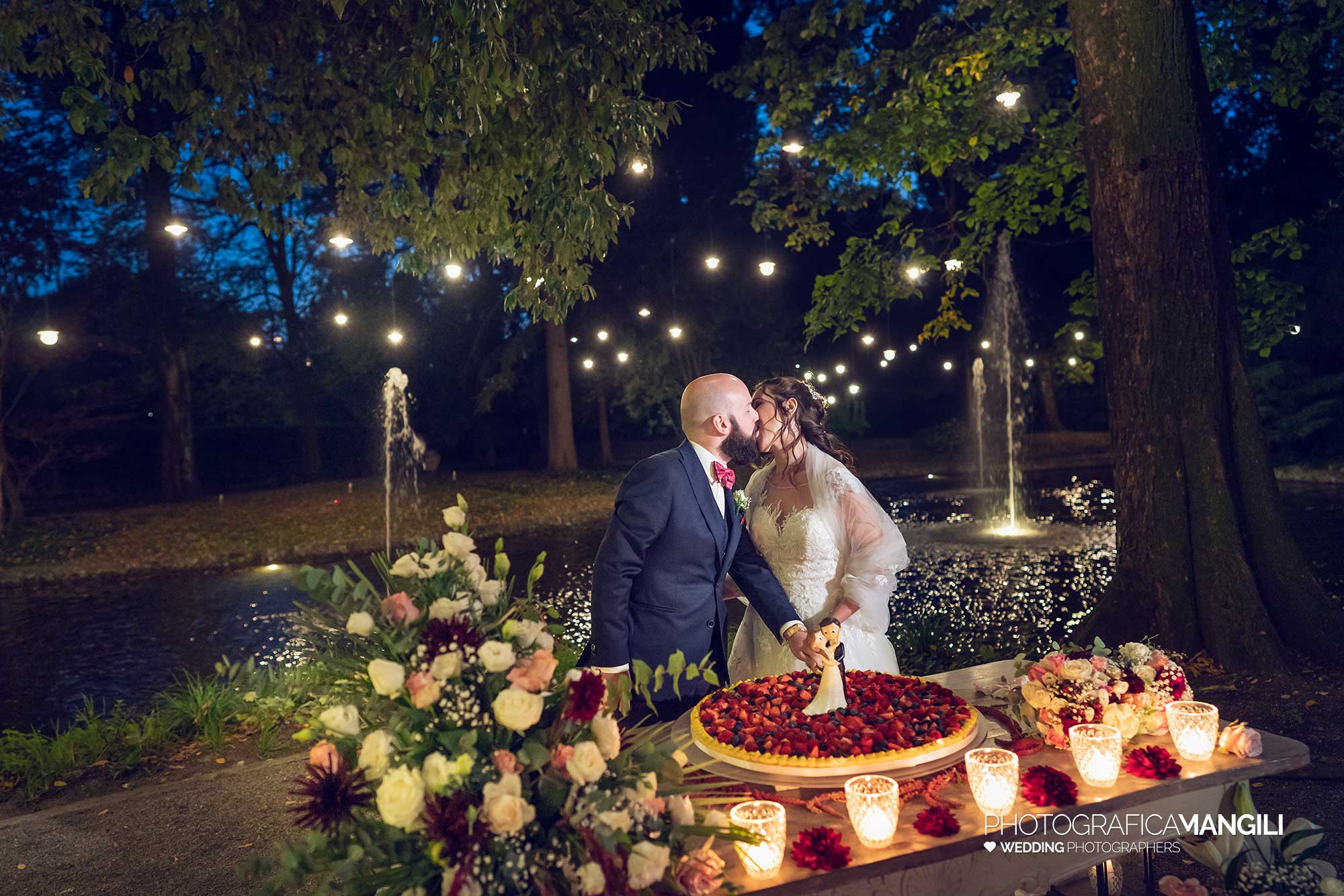 049 fotografo matrimonio wedding reportage sposi taglio torta fuochi brindisi villa acquaroli carvico bergamo 049 fotografo matrimonio wedding reportage sposi taglio torta fuochi brindisi villa acquaroli carvico bergamo