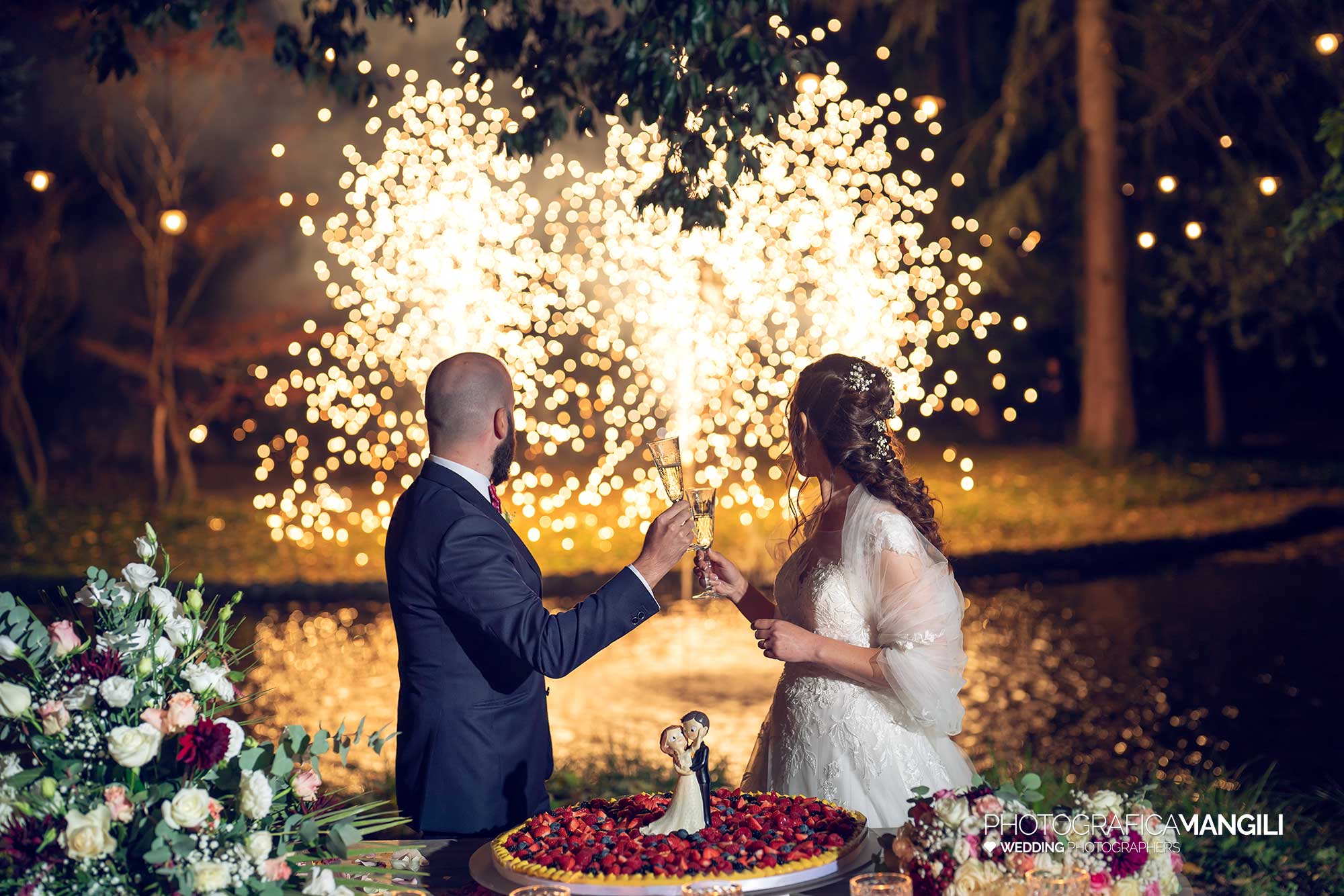 051 fotografo matrimonio wedding reportage sposi taglio torta fuochi brindisi villa acquaroli carvico bergamo 051 fotografo matrimonio wedding reportage sposi taglio torta fuochi brindisi villa acquaroli carvico bergamo