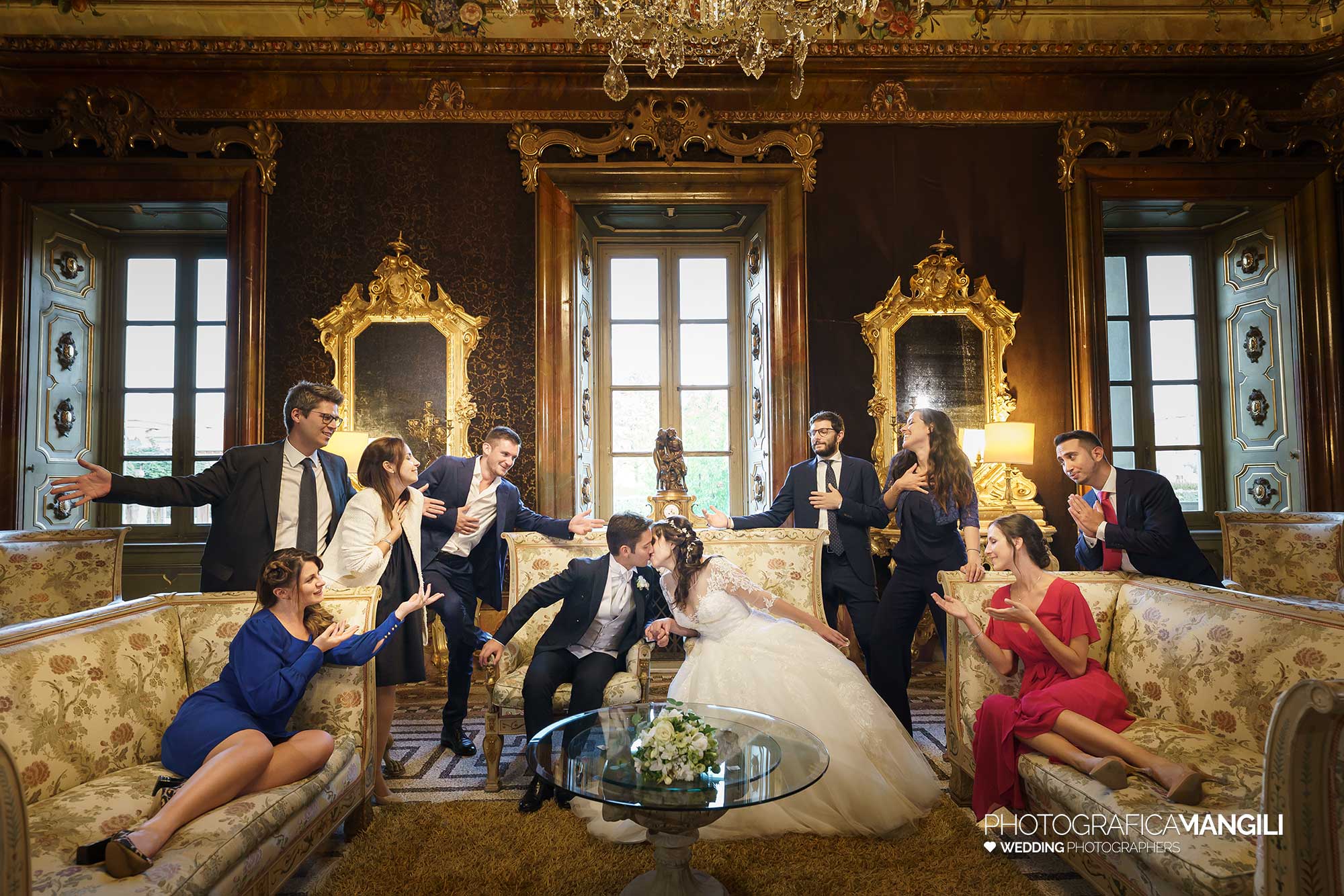 052 fotografo matrimonio reportage real wedding sposi amici ritratto salone interno villa zanchi stezzano bergamo 052 fotografo matrimonio reportage real wedding sposi amici ritratto salone interno villa zanchi stezzano bergamo