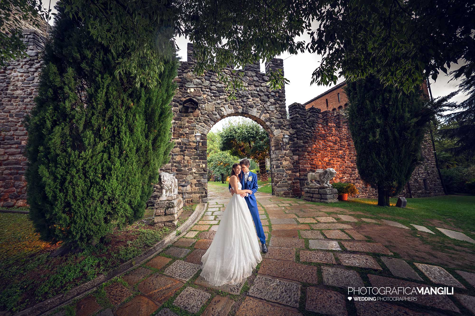 052 fotografo matrimonio reportage wedding ritratto romantico sposi esterno mura castello rossino calolziocorte lecco lago como 052 fotografo matrimonio reportage wedding ritratto romantico sposi esterno mura castello rossino calolziocorte lecco lago como