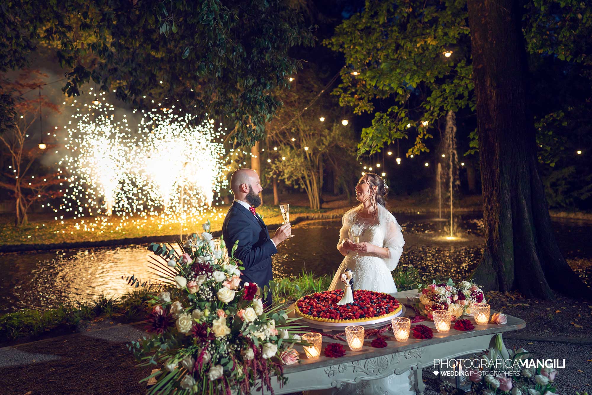 052 fotografo matrimonio wedding reportage sposi taglio torta fuochi brindisi villa acquaroli carvico bergamo 052 fotografo matrimonio wedding reportage sposi taglio torta fuochi brindisi villa acquaroli carvico bergamo