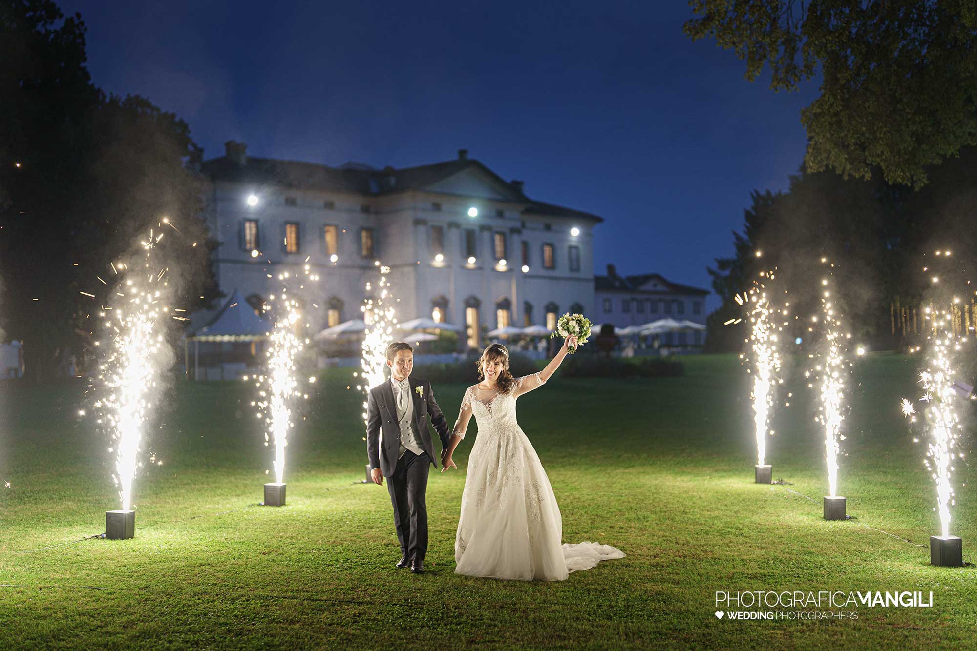 053 fotografo matrimonio reportage real wedding sposi taglio torta luci fuochi villa zanchi stezzano bergamo 1 053 fotografo matrimonio reportage real wedding sposi taglio torta luci fuochi villa zanchi stezzano bergamo 1