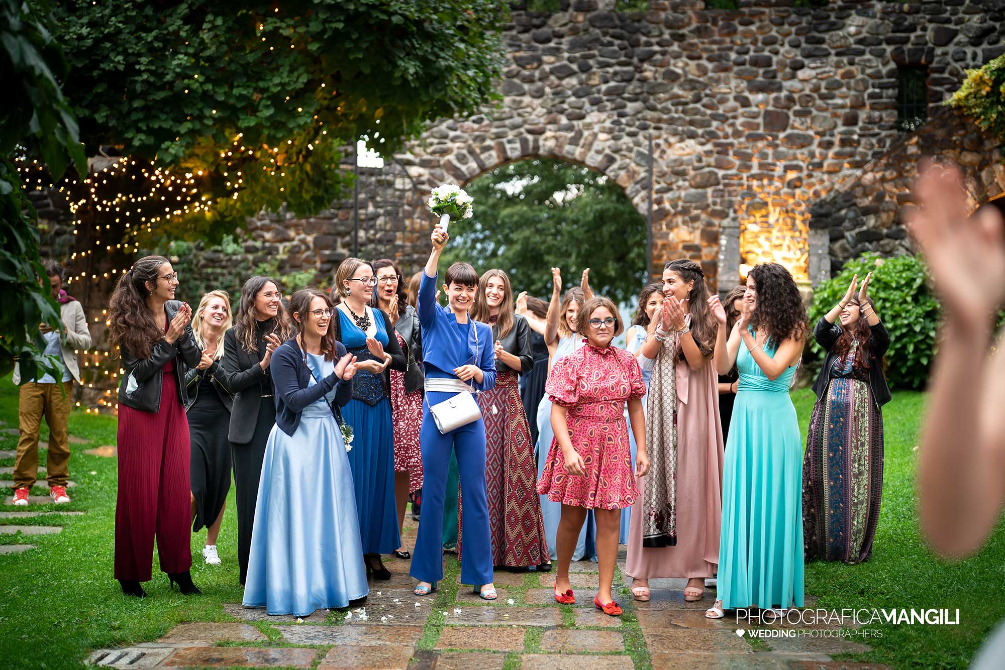 054 fotografo matrimonio reportage wedding sposa lancio bouquet castello rossino calolziocorte lecco lago como 054 fotografo matrimonio reportage wedding sposa lancio bouquet castello rossino calolziocorte lecco lago como