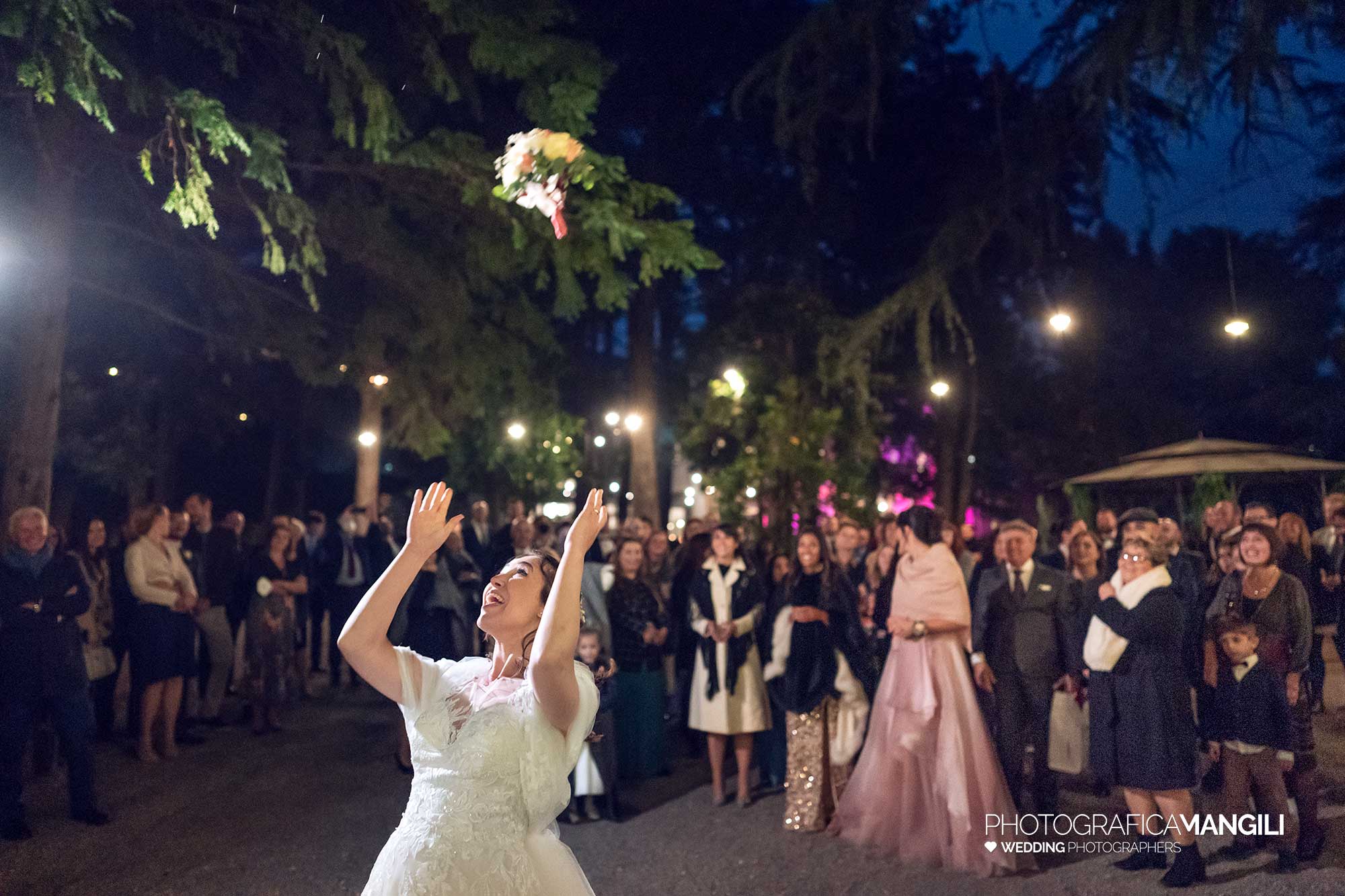 054 fotografo matrimonio wedding reportage sposa lancio bouquet villa acquaroli carvico bergamo 054 fotografo matrimonio wedding reportage sposa lancio bouquet villa acquaroli carvico bergamo