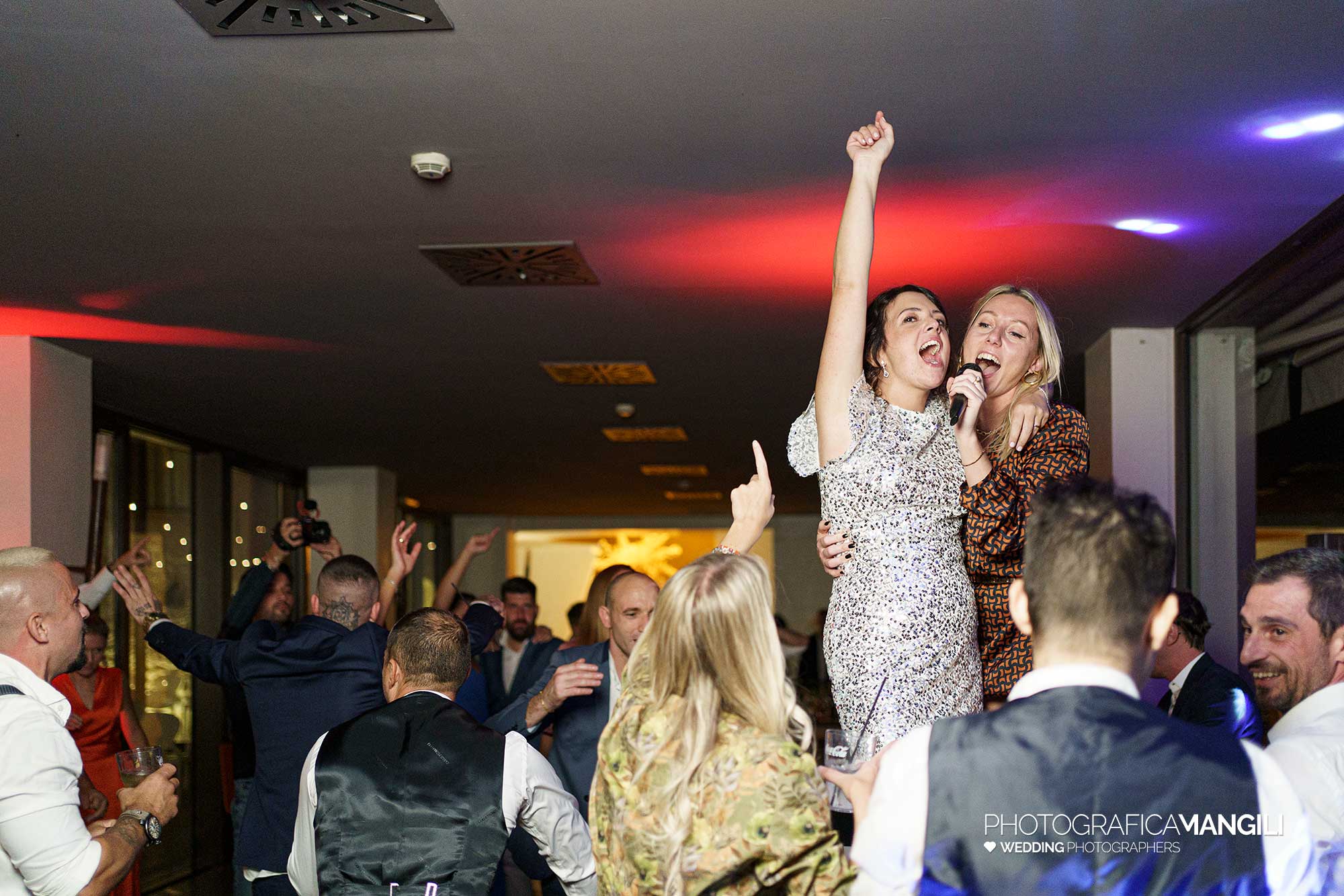 056 foto matrimonio reportage wedding sposi spettacolo amici musica festa bersi serlini provaglio iseo brescia 056 foto matrimonio reportage wedding sposi spettacolo amici musica festa bersi serlini provaglio iseo brescia