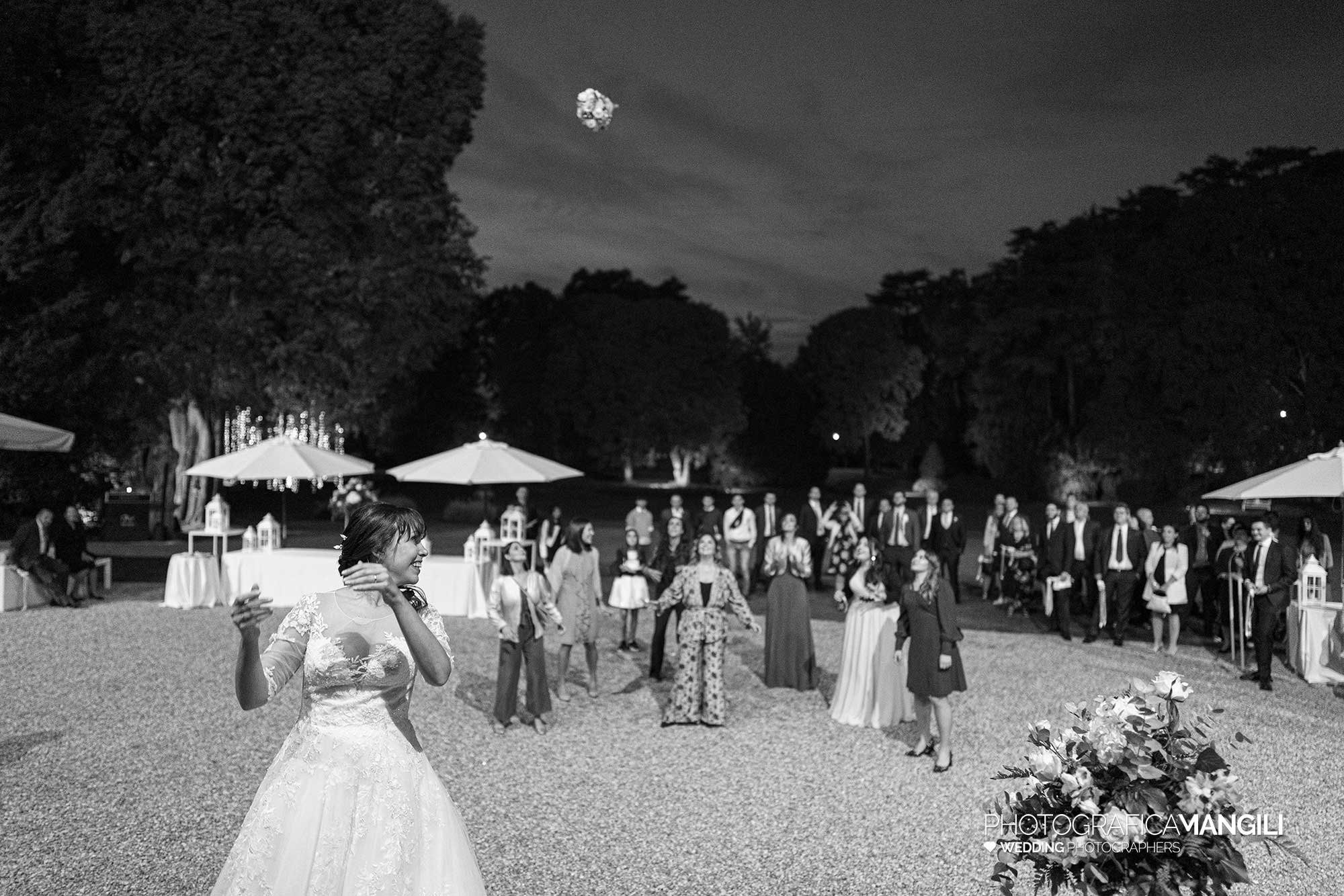 056 fotografo matrimonio reportage real wedding sposa lancio bouquet villa zanchi stezzano bergamo 056 fotografo matrimonio reportage real wedding sposa lancio bouquet villa zanchi stezzano bergamo