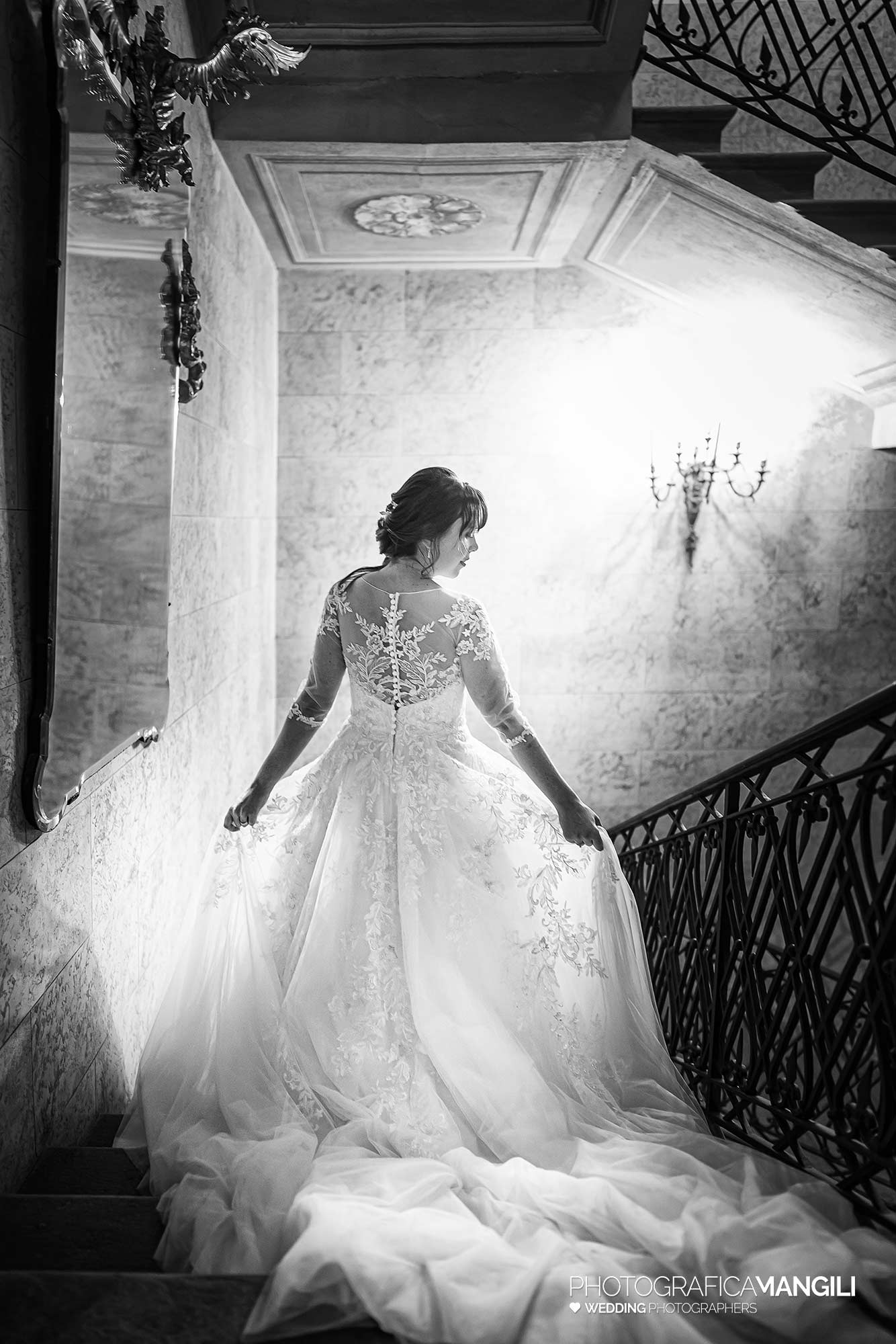 057 fotografo matrimonio reportage real wedding sposa ritratto scala villa zanchi stezzano bergamo 057 fotografo matrimonio reportage real wedding sposa ritratto scala villa zanchi stezzano bergamo