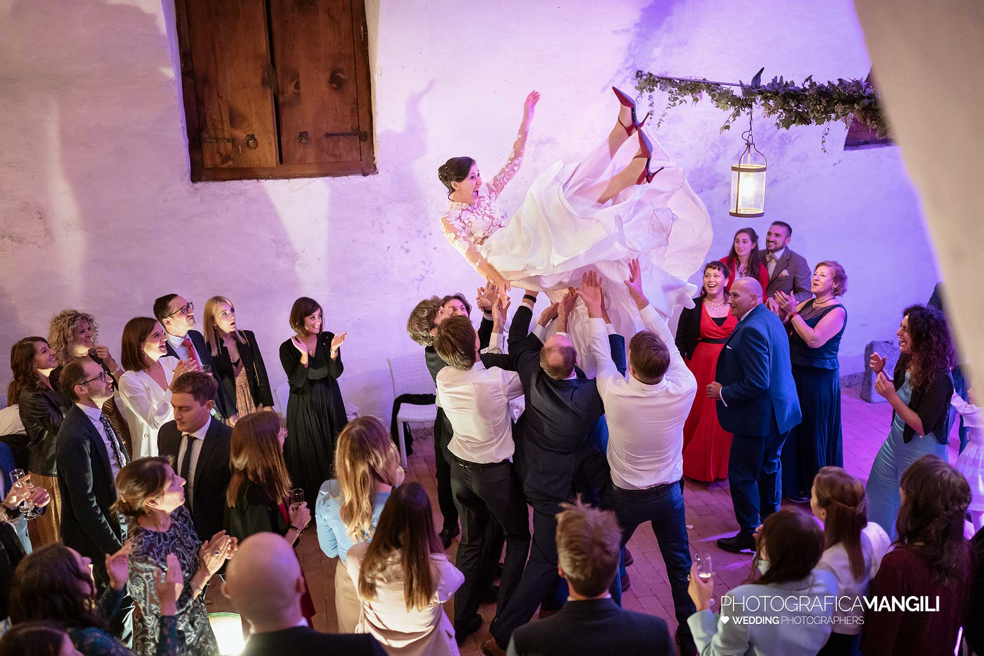 057 fotografo matrimonio wedding reportage lancio sposa festa amici villa parravicino sossnovsky erba como 057 fotografo matrimonio wedding reportage lancio sposa festa amici villa parravicino sossnovsky erba como