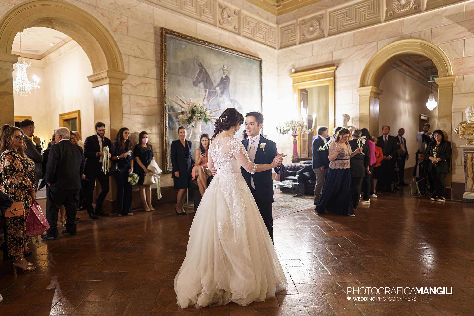 058 fotografo matrimonio reportage real wedding ballo sposi villa zanchi stezzano bergamo 058 fotografo matrimonio reportage real wedding ballo sposi villa zanchi stezzano bergamo