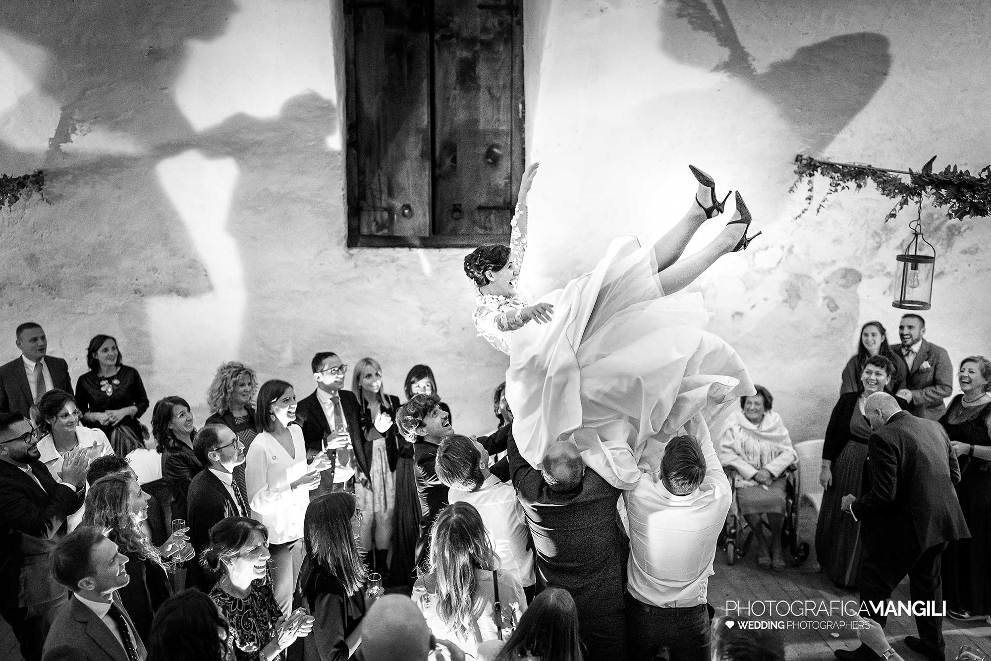 058 fotografo matrimonio wedding reportage lancio sposa festa amici villa parravicino sossnovsky erba como 058 fotografo matrimonio wedding reportage lancio sposa festa amici villa parravicino sossnovsky erba como