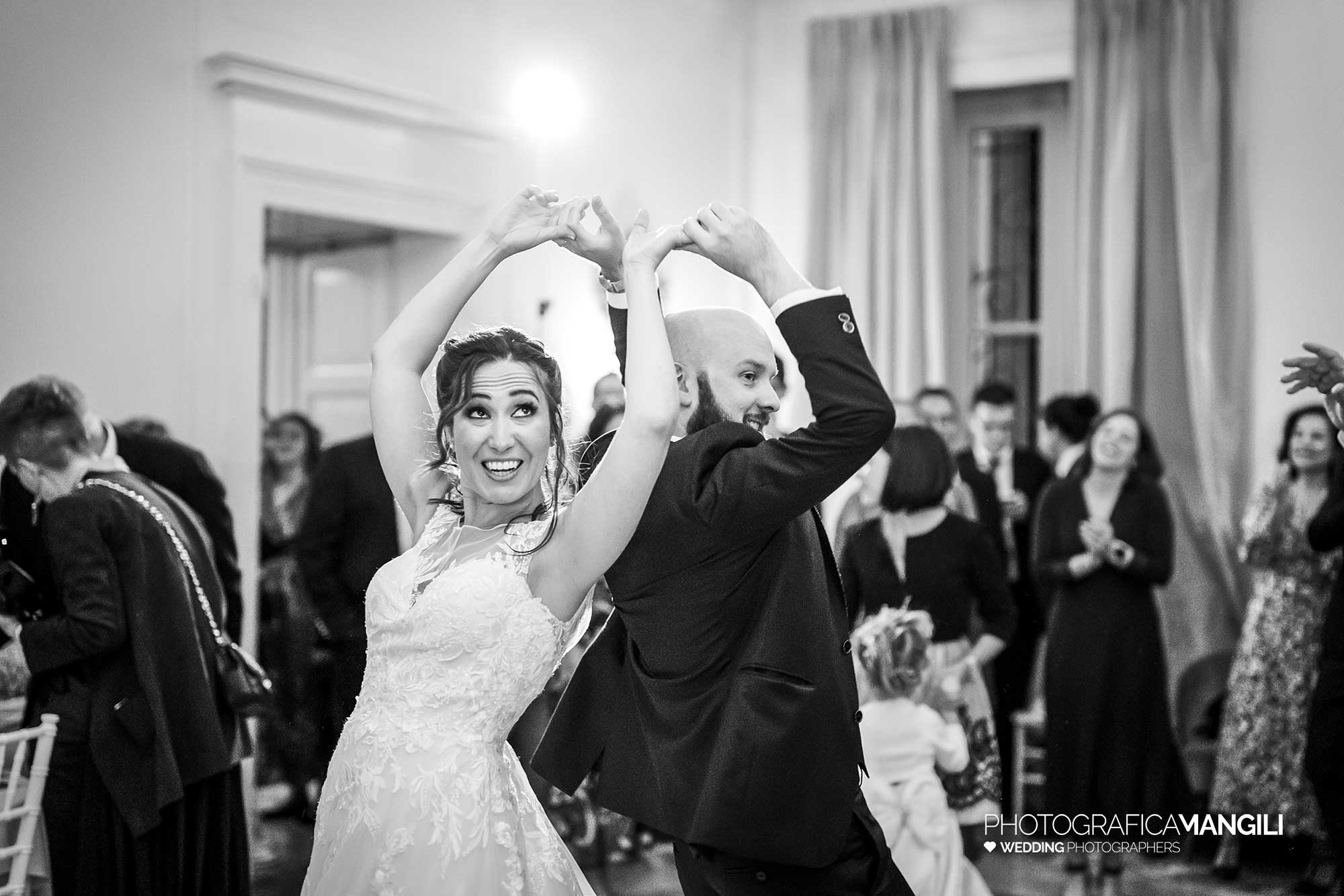 059 fotografo matrimonio wedding reportage ballo sposi festa danza sera villa acquaroli carvico bergamo 059 fotografo matrimonio wedding reportage ballo sposi festa danza sera villa acquaroli carvico bergamo