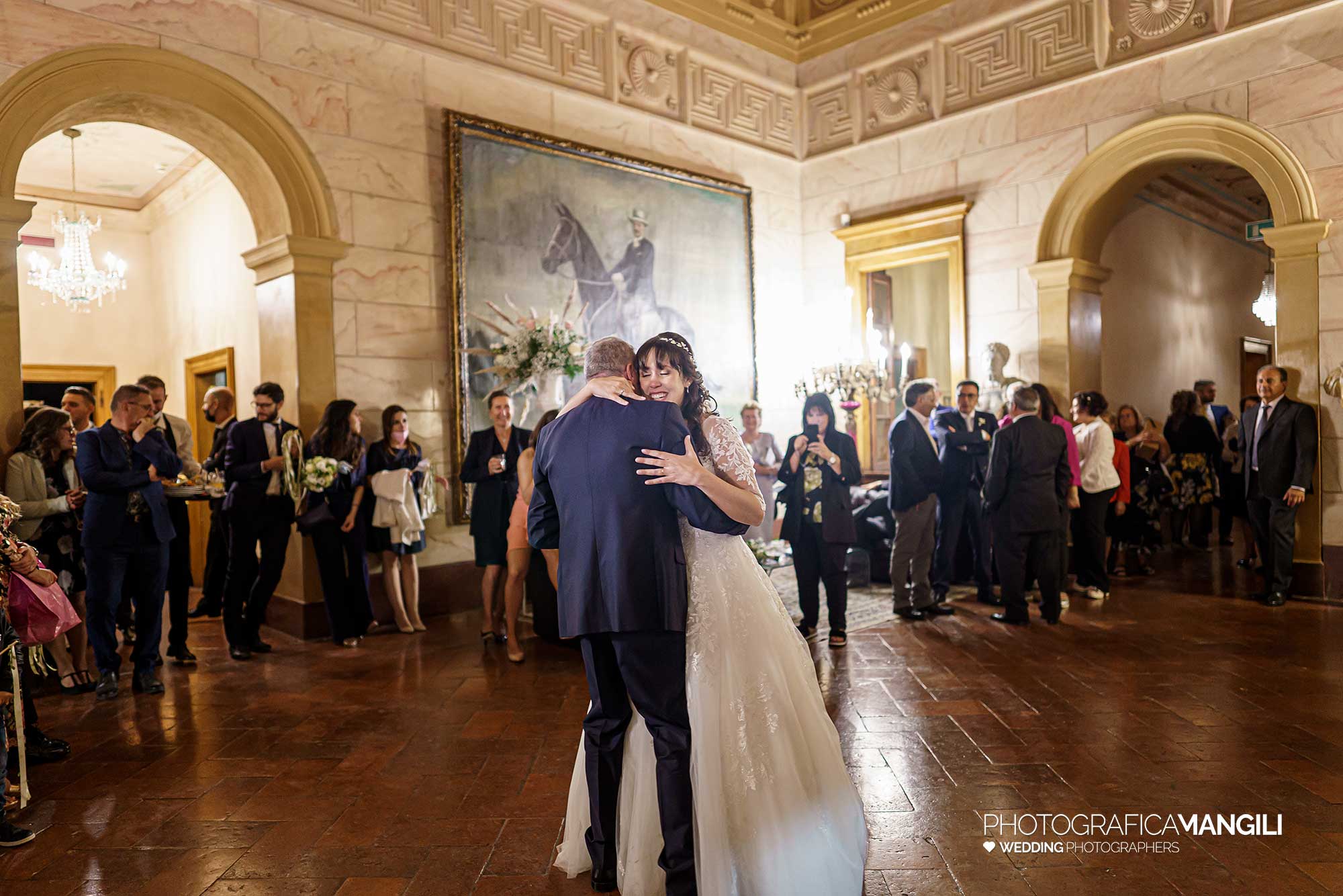 060 fotografo matrimonio reportage real wedding ballo sposa con papà villa zanchi stezzano bergamo 060 fotografo matrimonio reportage real wedding ballo sposa con papà villa zanchi stezzano bergamo