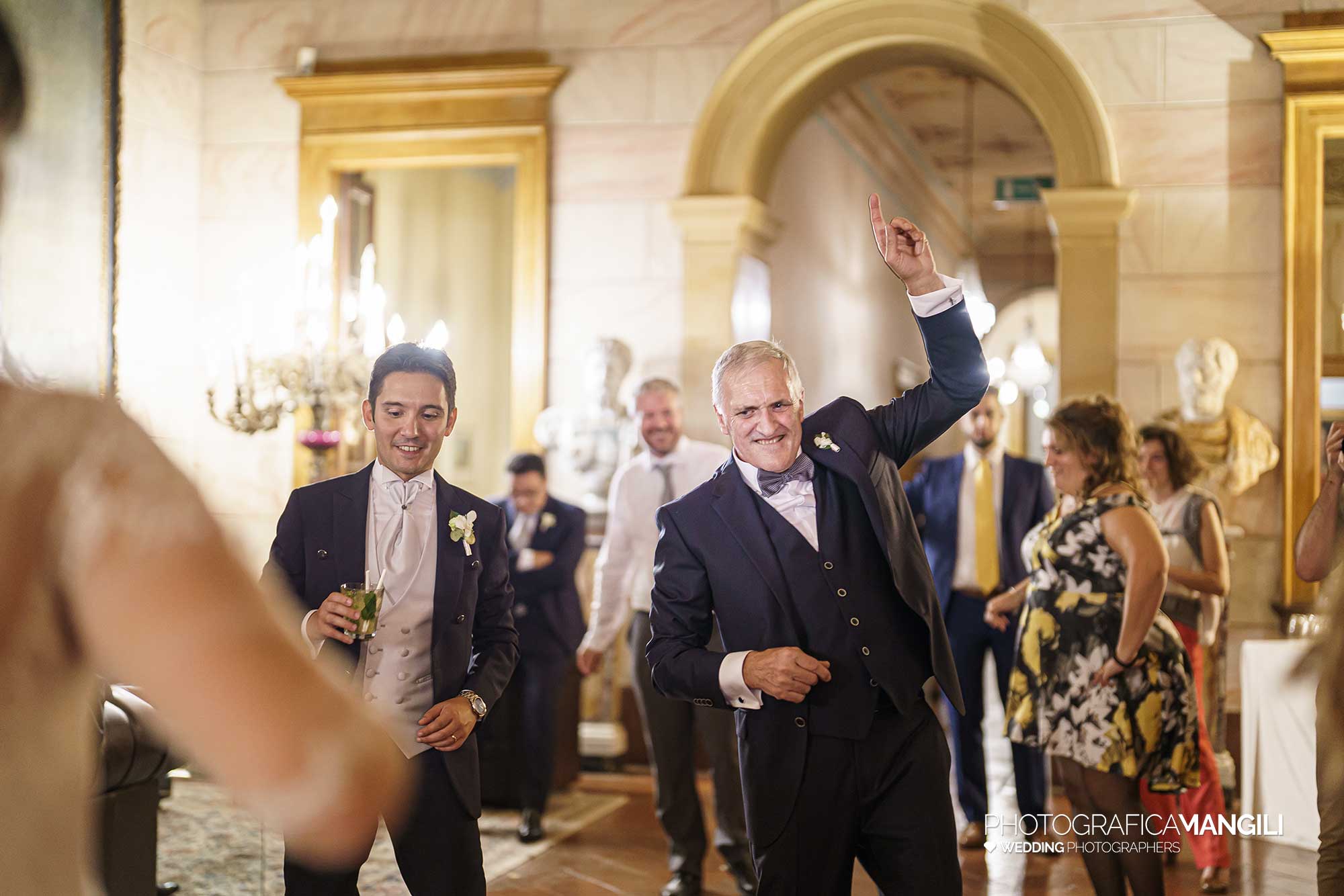 062 fotografo matrimonio reportage real wedding sposi balli festa amici villa zanchi stezzano bergamo 062 fotografo matrimonio reportage real wedding sposi balli festa amici villa zanchi stezzano bergamo