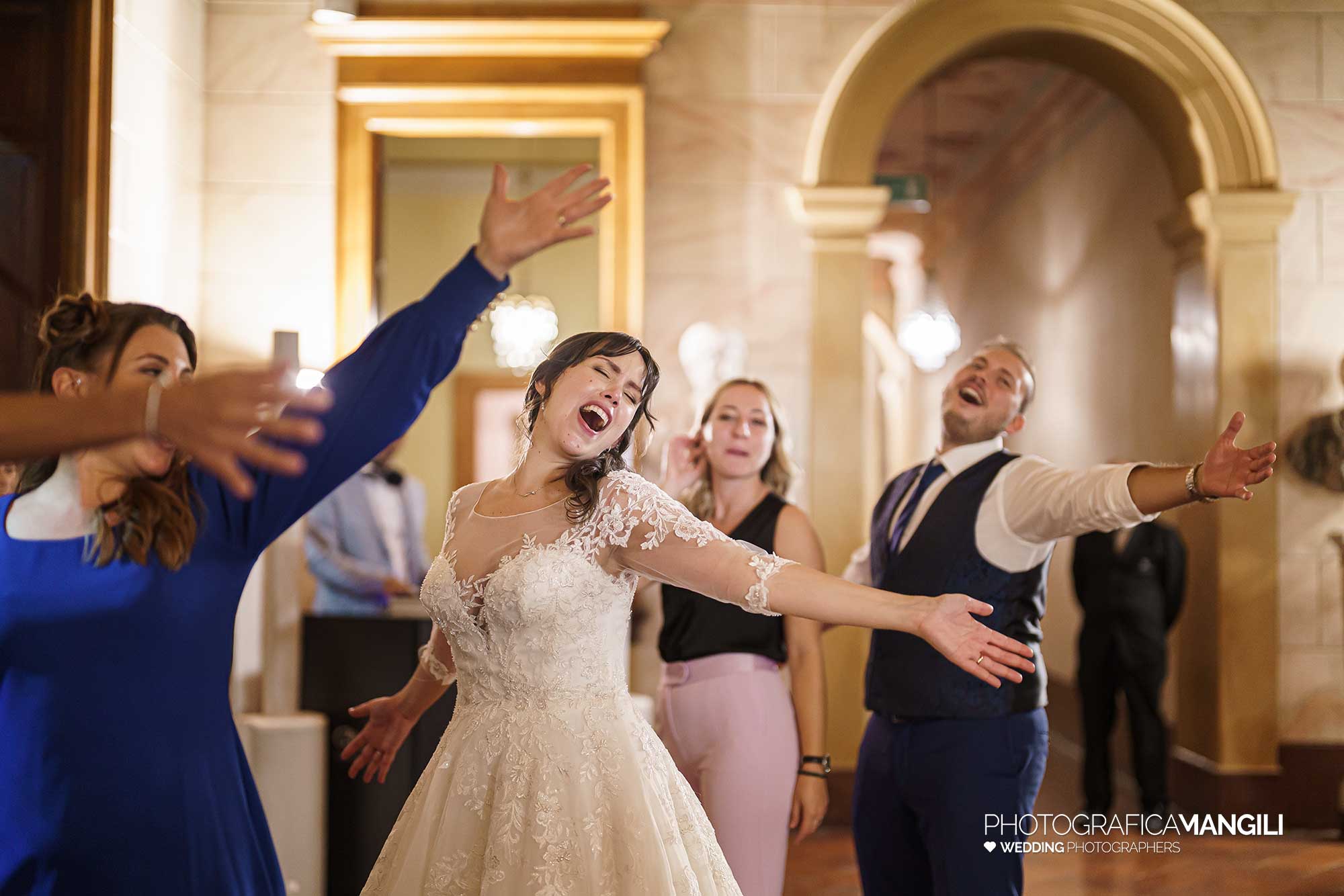 063 fotografo matrimonio reportage real wedding sposi balli festa amici villa zanchi stezzano bergamo 063 fotografo matrimonio reportage real wedding sposi balli festa amici villa zanchi stezzano bergamo