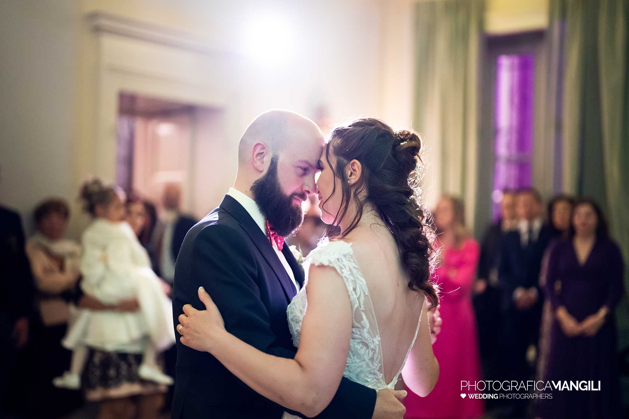 064 fotografo matrimonio wedding reportage ballo romantico sposi festa villa acquaroli carvico bergamo 064 fotografo matrimonio wedding reportage ballo romantico sposi festa villa acquaroli carvico bergamo