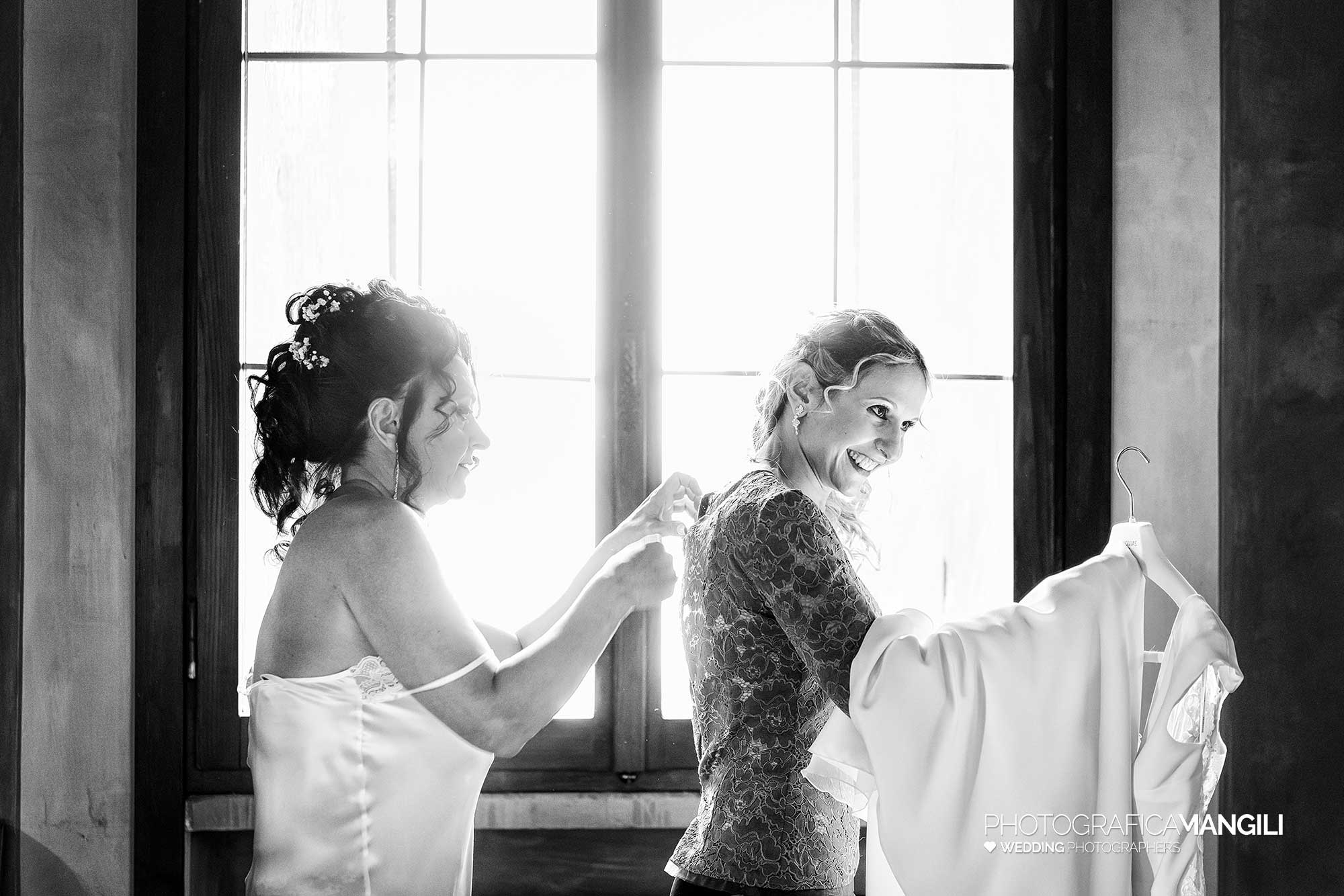 13 fotografo matrimonio reportage wedding preparazione sposa abito castello rossino calolziocorte lecco lago como 13 fotografo matrimonio reportage wedding preparazione sposa abito castello rossino calolziocorte lecco lago como