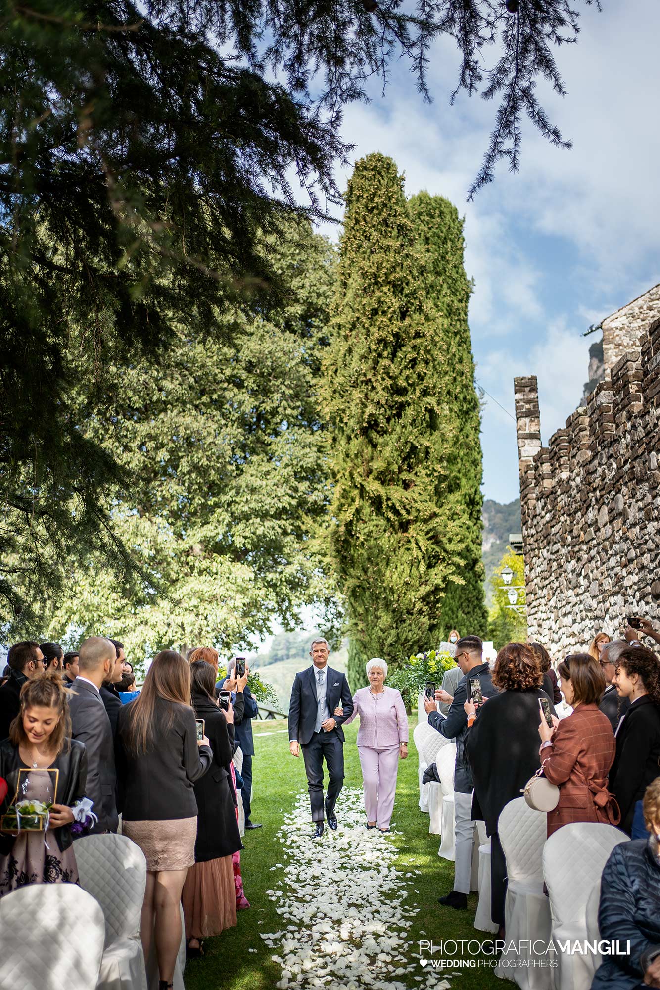 17 fotografo matrimonio reportage wedding ingresso sposo cerimonia rito civile castello rossino calolziocorte lecco lago como 17 fotografo matrimonio reportage wedding ingresso sposo cerimonia rito civile castello rossino calolziocorte lecco lago como
