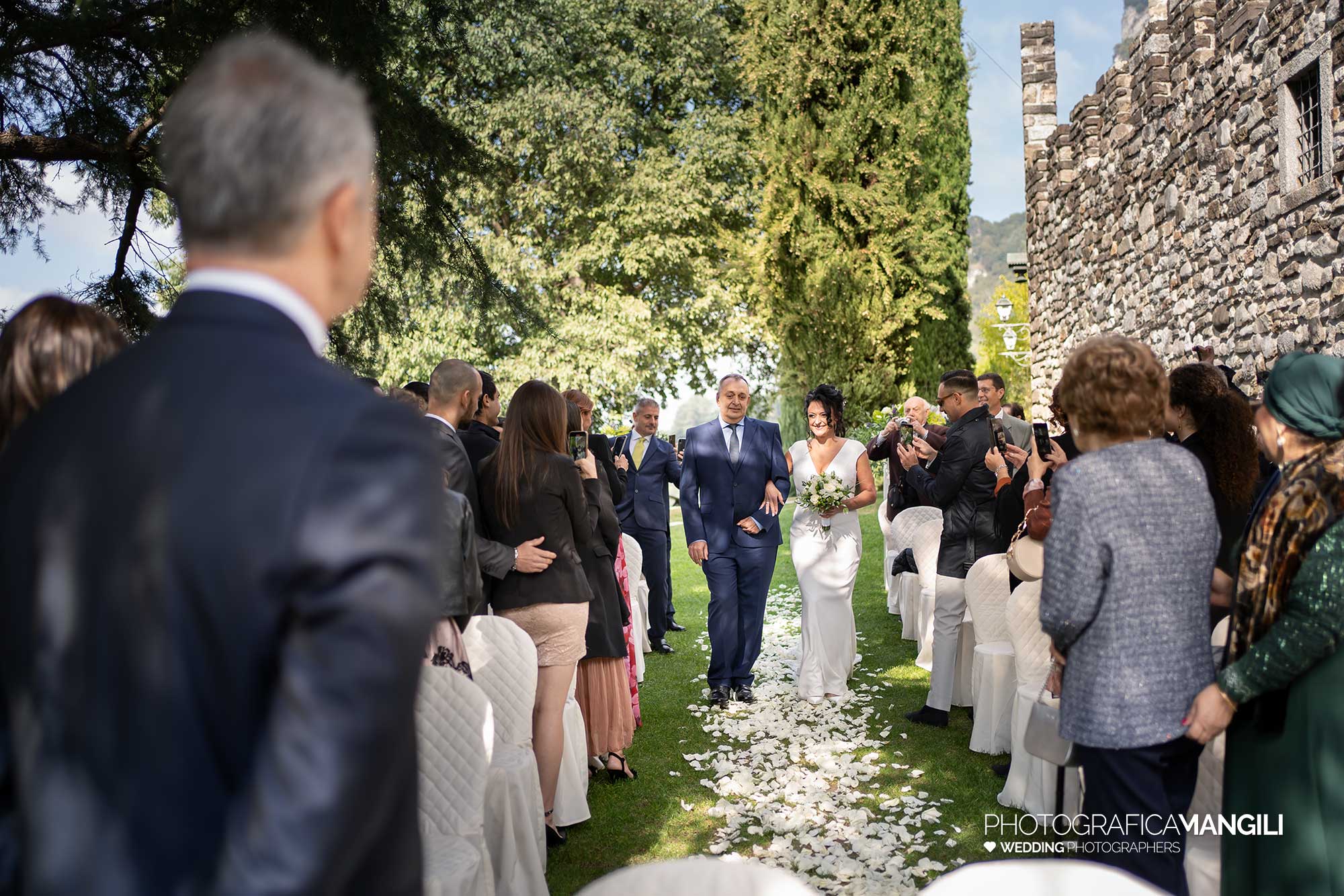 19 fotografo matrimonio reportage wedding ingresso sposa rito civile castello rossino calolziocorte lecco lago como 19 fotografo matrimonio reportage wedding ingresso sposa rito civile castello rossino calolziocorte lecco lago como