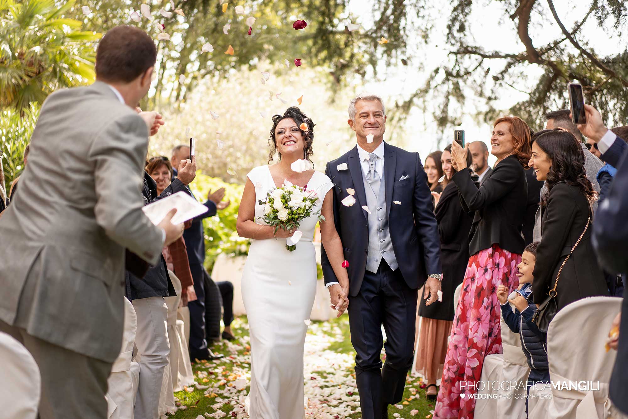 24 fotografo matrimonio reportage wedding sposi fine cerimonia lancio petali castello rossino calolziocorte lecco lago como 24 fotografo matrimonio reportage wedding sposi fine cerimonia lancio petali castello rossino calolziocorte lecco lago como
