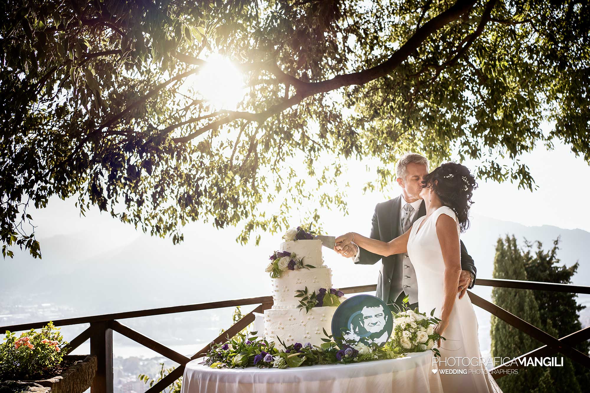 36 fotografo matrimonio reportage wedding sposi taglio torta castello rossino calolziocorte lecco lago como 36 fotografo matrimonio reportage wedding sposi taglio torta castello rossino calolziocorte lecco lago como