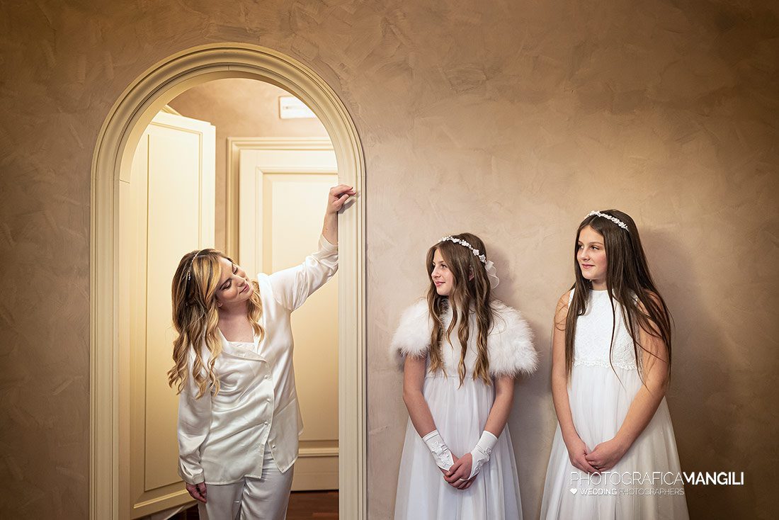 005 fotografo matrimonio wedding reportage preparazione sposa con damigelle villa baiana franciacorta brescia 005 fotografo matrimonio wedding reportage preparazione sposa con damigelle villa baiana franciacorta brescia