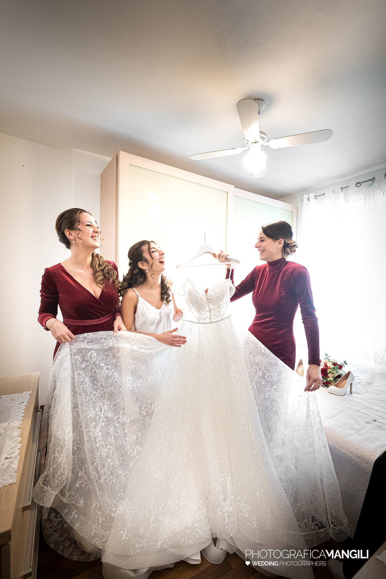 007 fotografo matrimonio wedding reportage preparazione sposa con amiche abito lecco 007 fotografo matrimonio wedding reportage preparazione sposa con amiche abito lecco