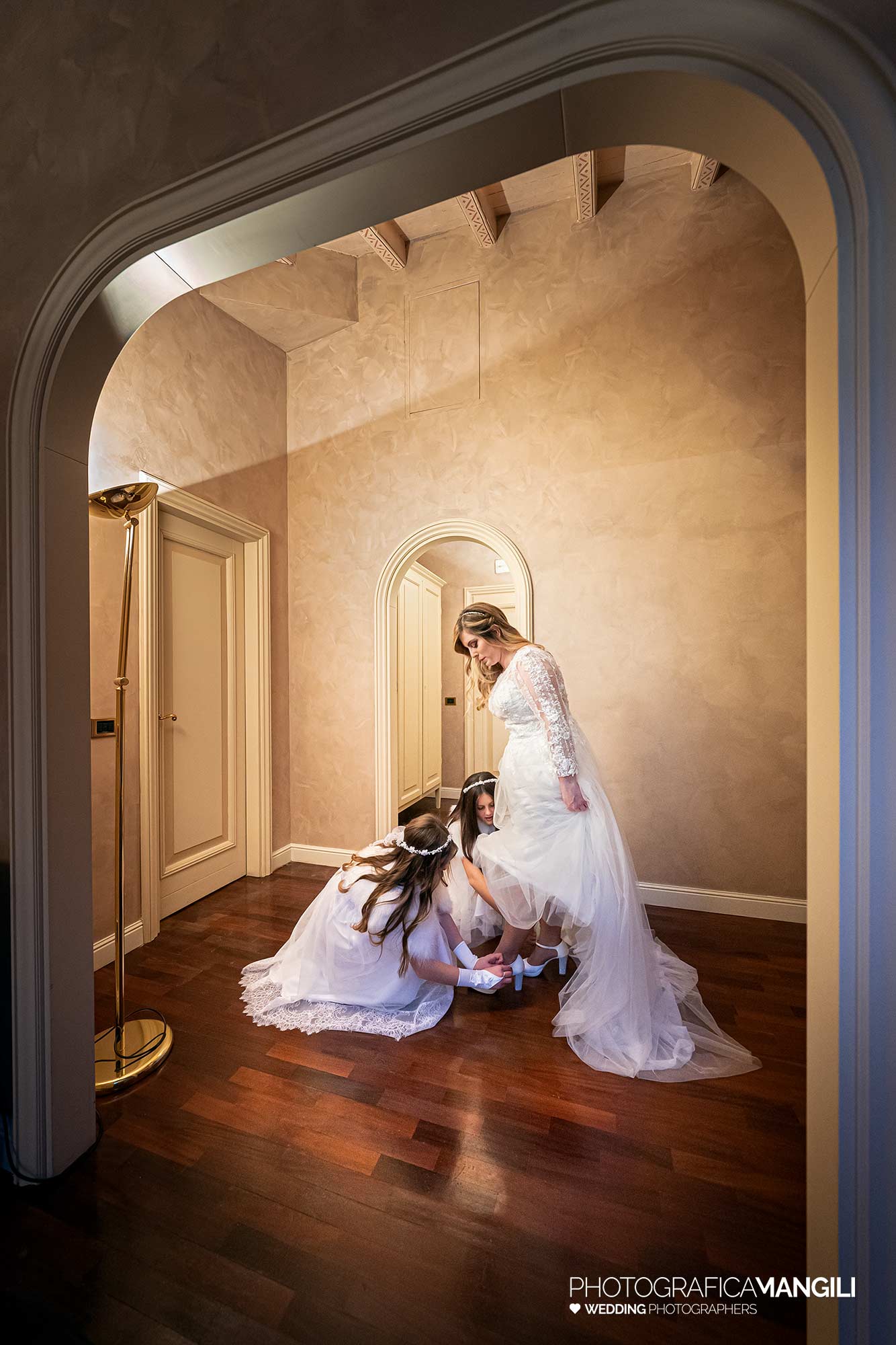 008 fotografo matrimonio wedding reportage preparazione abito sposa con damigelle villa baiana franciacorta brescia 008 fotografo matrimonio wedding reportage preparazione abito sposa con damigelle villa baiana franciacorta brescia